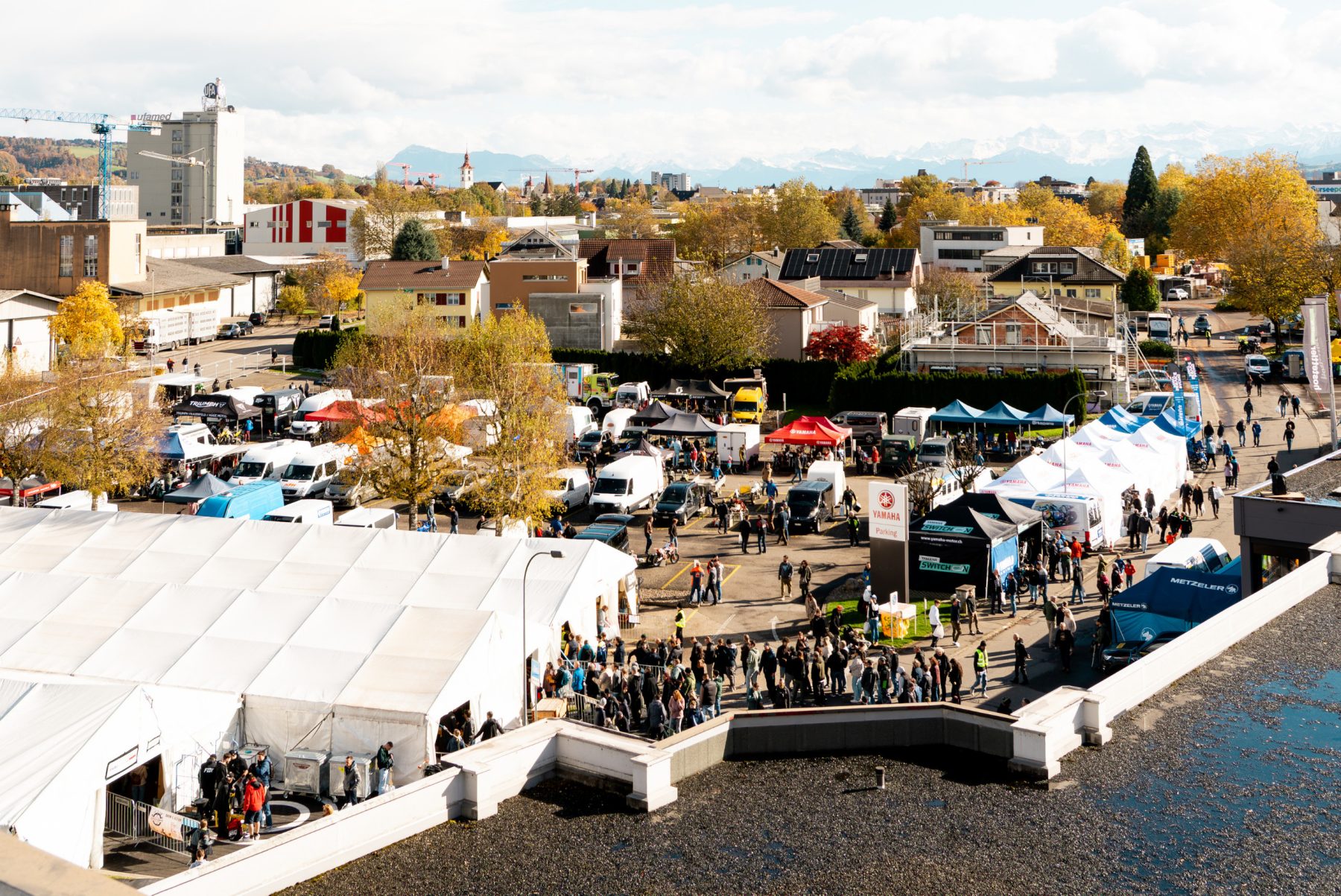 Weitwinkel Aufnahme des Motocross- und Racing Markt 2025 der hostettler motoren ag; Professionelle Eventfotografie und Dokumentation von Grossveranstaltungen durch SR-STUDIOS. | SR-STUDIOS