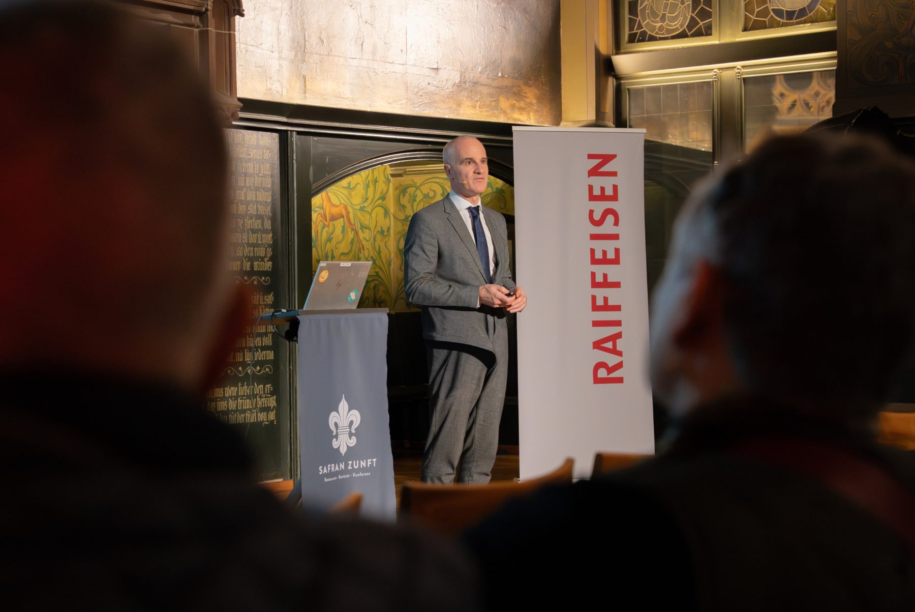 Speaker Shot während eines Kundenevents der Raiffeisenbank Basel in der Safran Zunft; Hochwertige Eventfotografie für die Unternehmenskommunikation von SR-STUDIOS. | SR-STUDIOS
