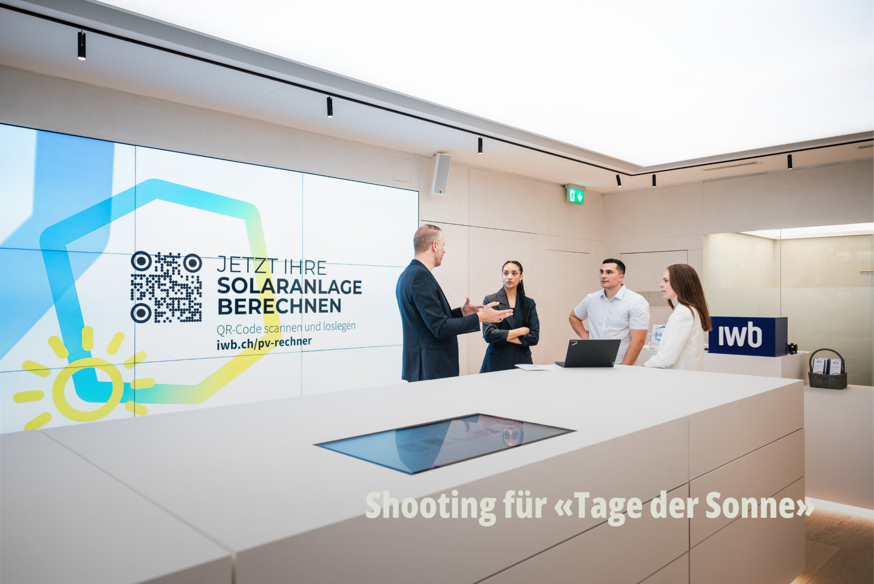 Interaktive Kundenberatung am IWB Messestand mit digitalem Solarrechner Screen; IWB Mitarbeiter im Gespräch mit Kunden; Tage der Sonne; Basels Energieversorger; IWB. | SR-STUDIOS