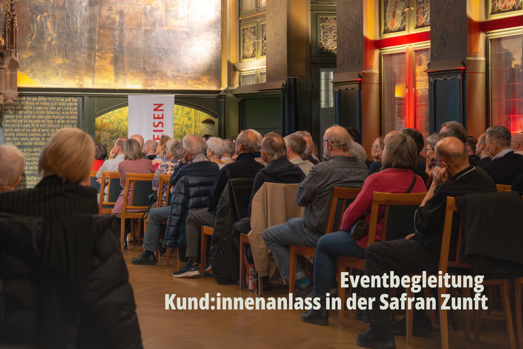 Blick in den Zunftsaal der Safran Zunft Basel während eines Kundenevents der Raiffeisenbank Basel; Eventfotografie durch SR-STUDIOS. | SR-STUDIOS