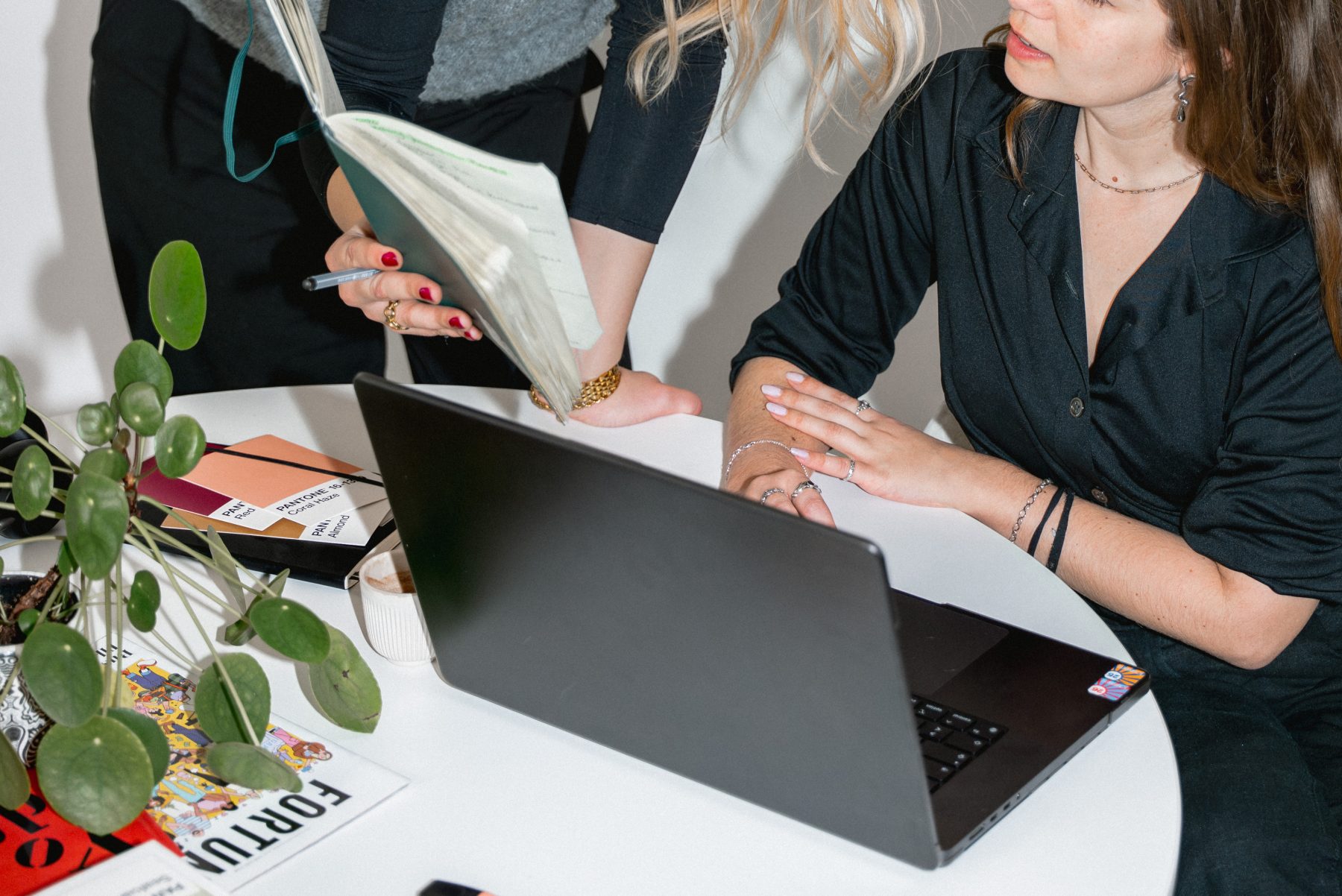 Social Media Managerinnen einer B2B Marketing Agentur analysieren aktuelle LinkedIn Trends und Updates am Laptop für eine erfolgreiche Kampagne. SR-STUDIOS. | SR-STUDIOS