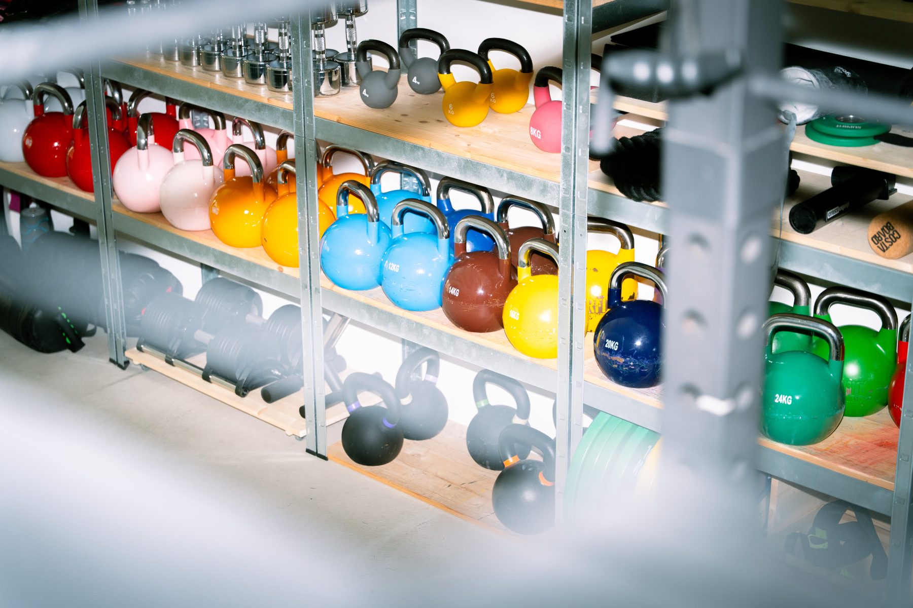 Übersicht der bunten Kettlebell-Regale im Fitnessstudio OnMind Basel. Aufnahme des Social Media Strategie Workshops von SR-STUDIOS. | SR-STUDIOS