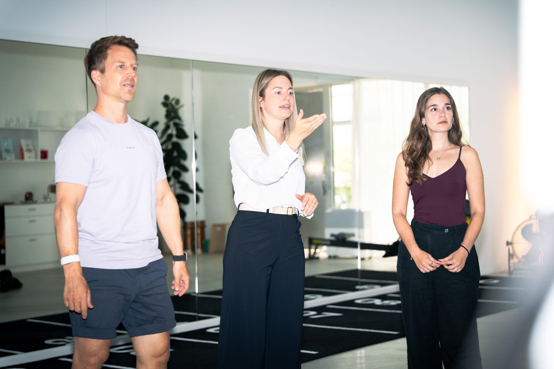 Drei Workshop-Teilnehmer:innen von SR-STUDIOS und OnMind präsentieren Ideen im hellem Studio in Basel. | SR-STUDIOS