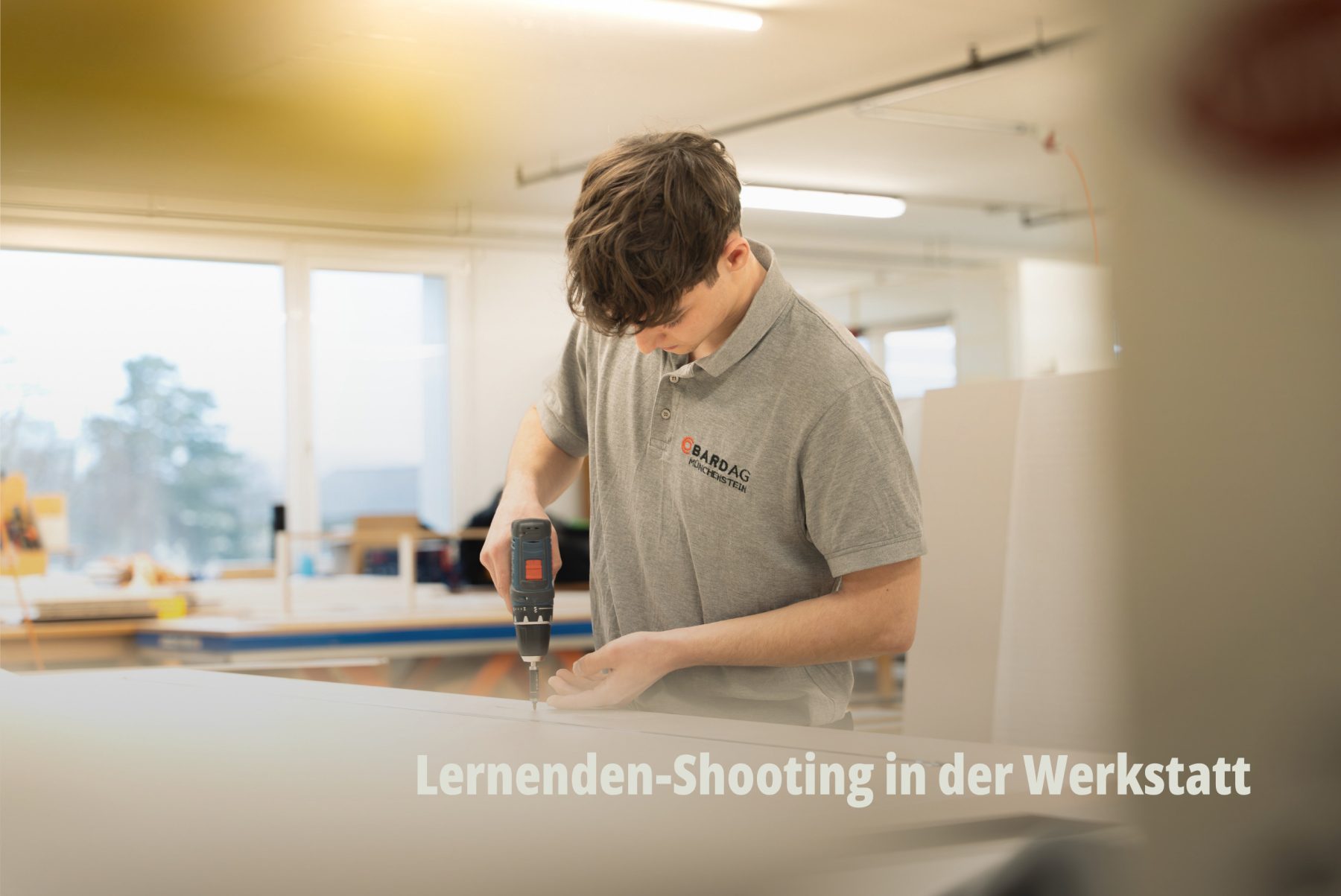 Detailaufnahme eines jungen Handwerkers / Schreiners der Bard AG bei der präzisen Arbeit mit einem Akkuschrauber an einem Werkstück aus Holz. | SR-STUDIOS