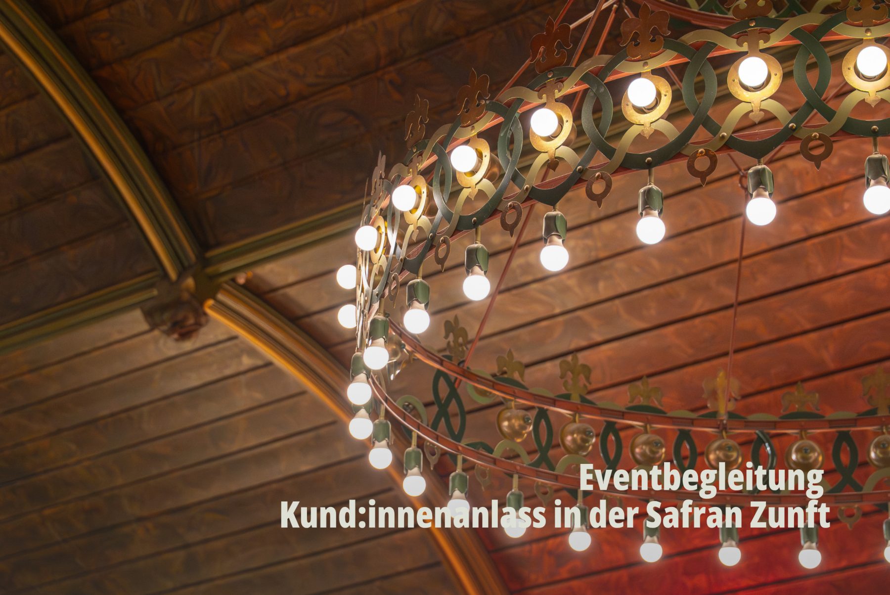 Detailaufnahme eines prunkvollen Kronleuchters in der Safran Zunft Basel; Architektur- und Ambientefotografie von SR-STUDIOS für gehobene Events. | SR-STUDIOS