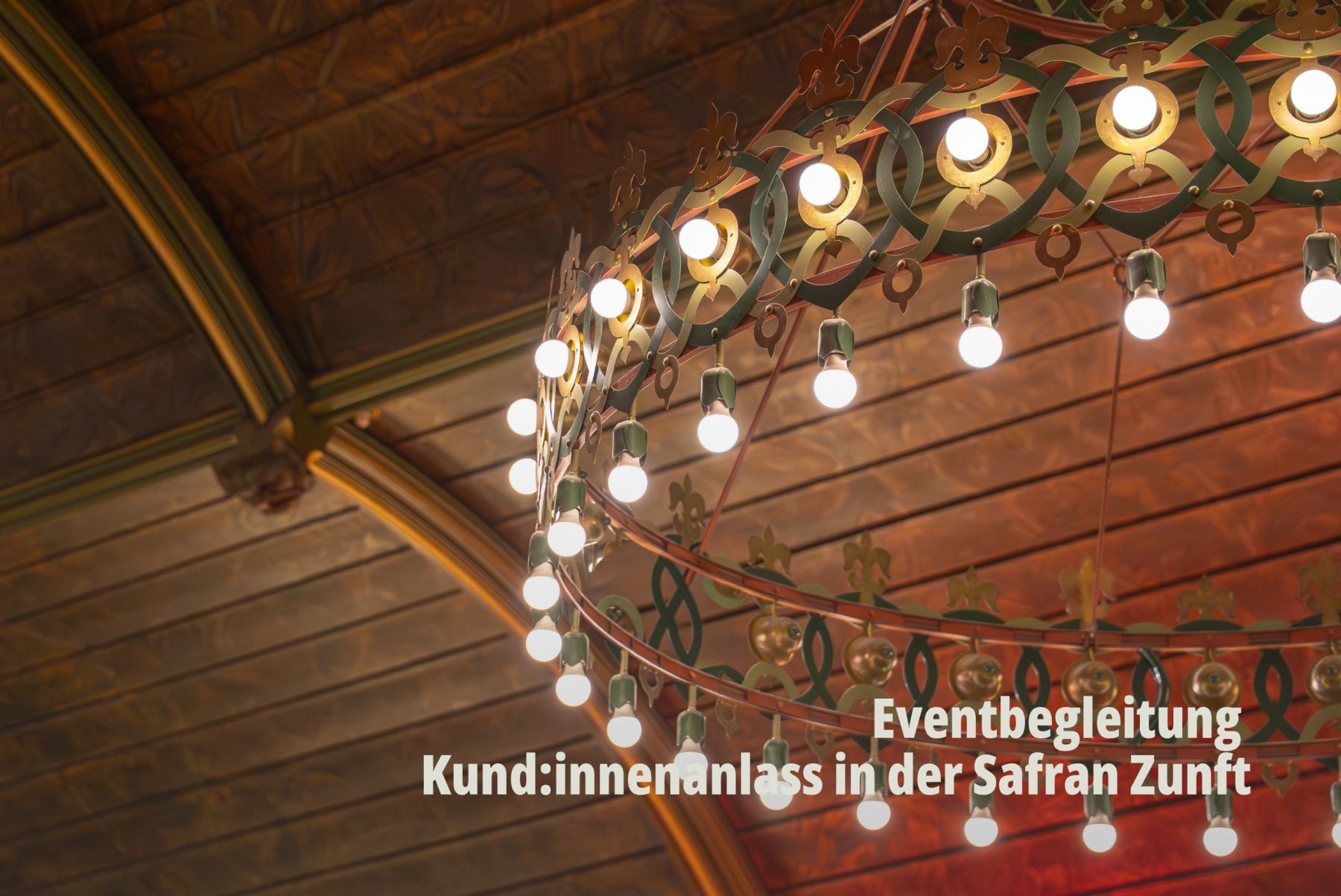 Detailaufnahme eines prunkvollen Kronleuchters in der Safran Zunft Basel; Architektur- und Ambientefotografie von SR-STUDIOS für gehobene Events. | SR-STUDIOS