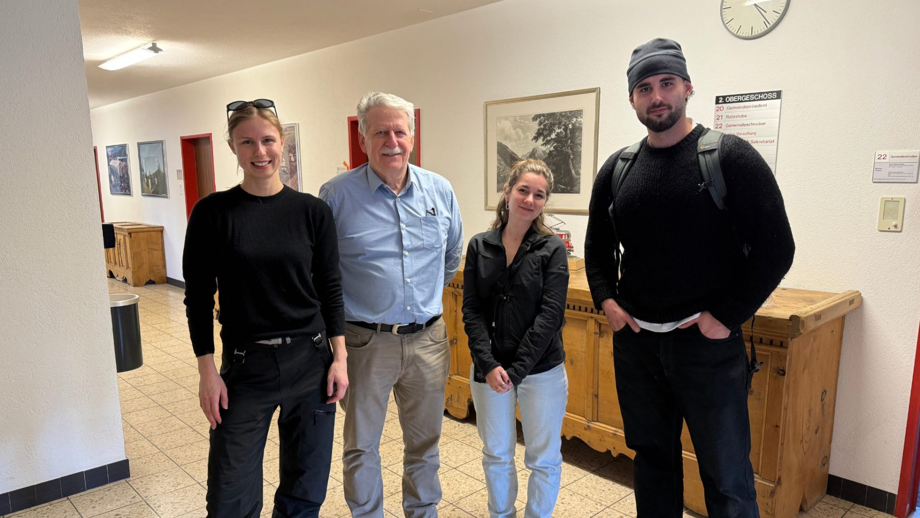 Gruppenfoto im Innenbereich mit Hansueli Roth, Altgemeindepräsident von Klosters (Zweiter von links), und dem Produktionsteam von SR-STUDIOS während eines Drehs für die Madrisa Solar AG. | SR-STUDIOS