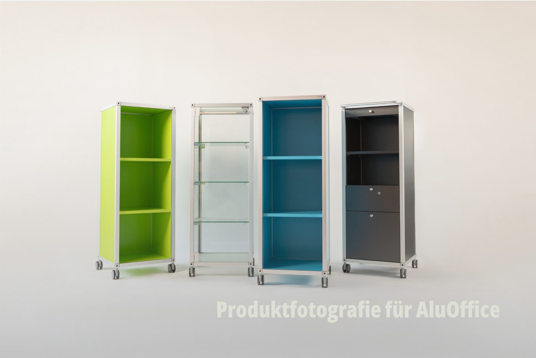 Produktfotografie von vier farbenfrohen, modularen Rollregalen (grün, glas, blau, anthrazit) AluOffice der Bard AG vor einem neutralen weissen Hintergrund. | SR-STUDIOS