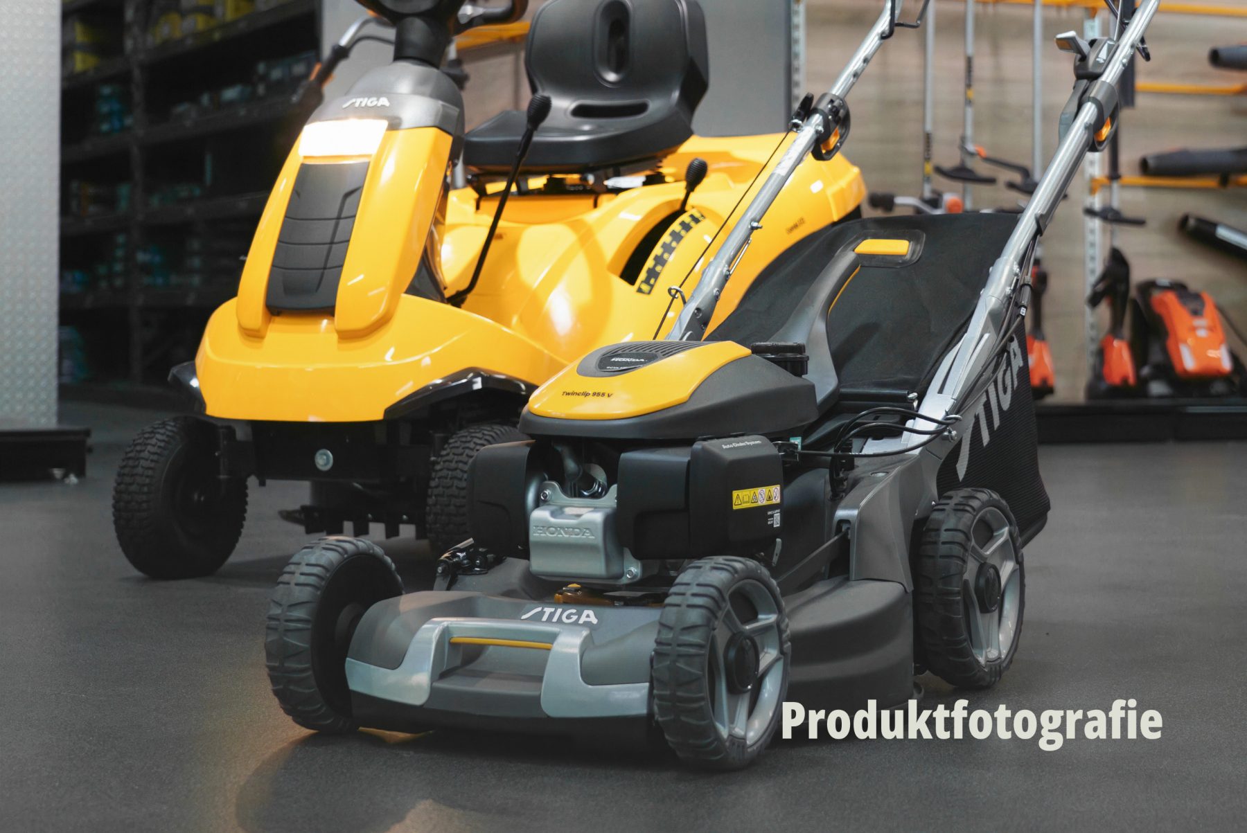 Produktfotografie eines gelben STIGA Aufsitzmähers; Hochwertige Produktfotografie von SR-STUDIOS zur Verkaufsförderung bei hostettler motoren ag. | SR-STUDIOS