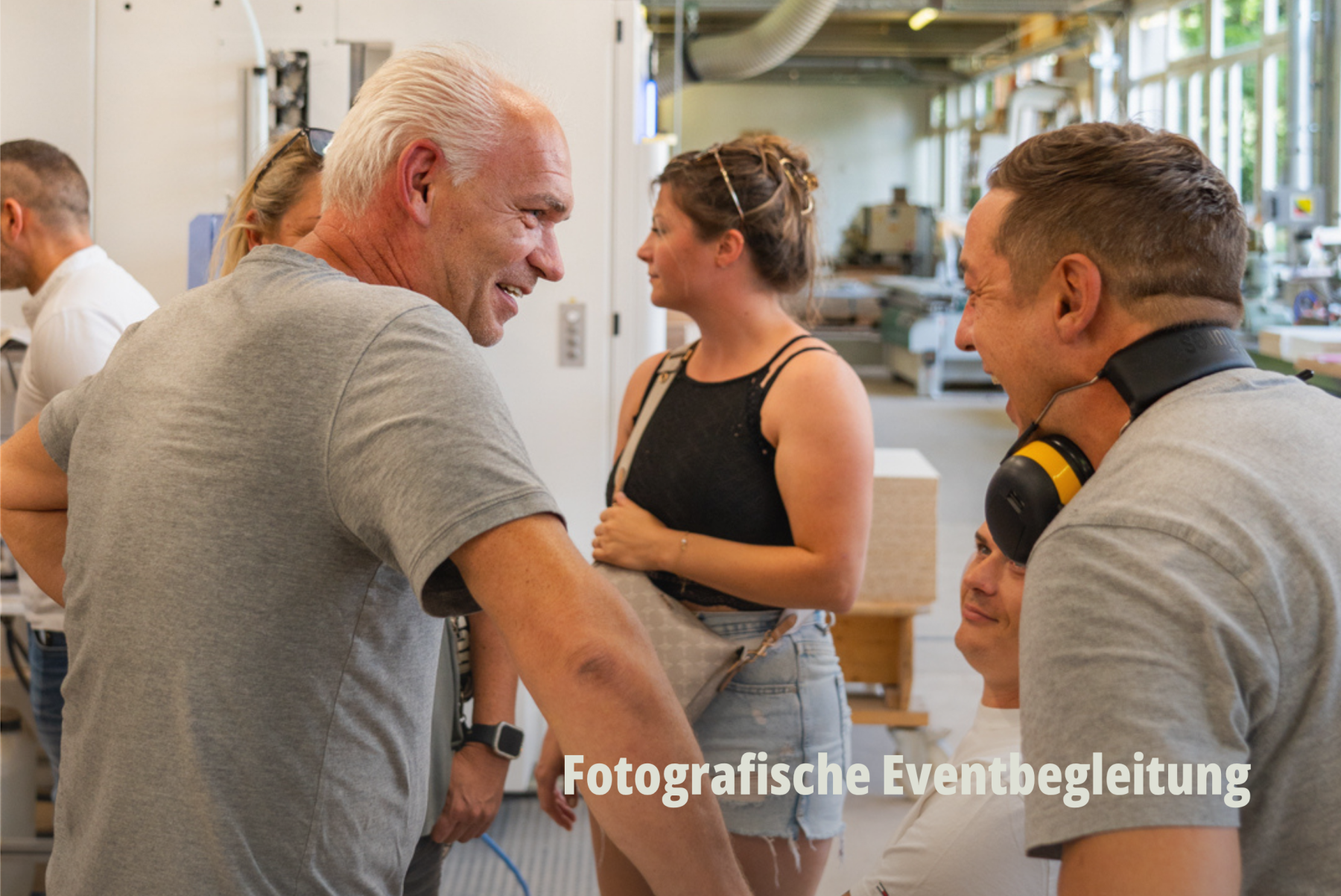Kundenberatung und Projektbesprechung bei der Bard AG; Personengruppe in Werkstatt; Persönliches Gespräch zwischen zwei Männern mit Gehörschutz. | SR-STUDIOS