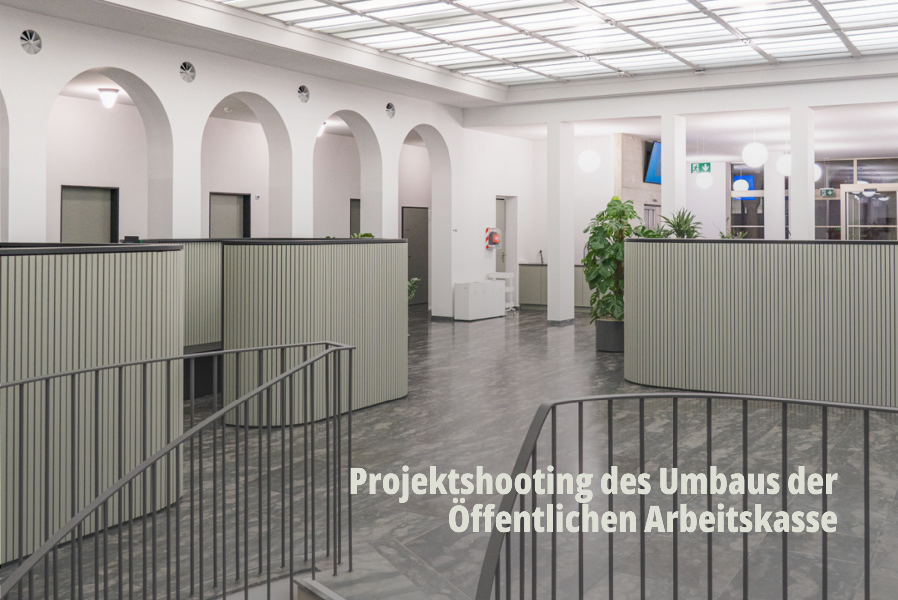 Moderne Büroraumgestaltung; Empfang der öffentlichen Arbeitskasse OeAK; Akustische Trennwände; Organische Formen; Möbel nach Massanfertigung; Professioneller Innenausbau für zeitgemässe Arbeitswelten; Bard AG. | SR-STUDIOS