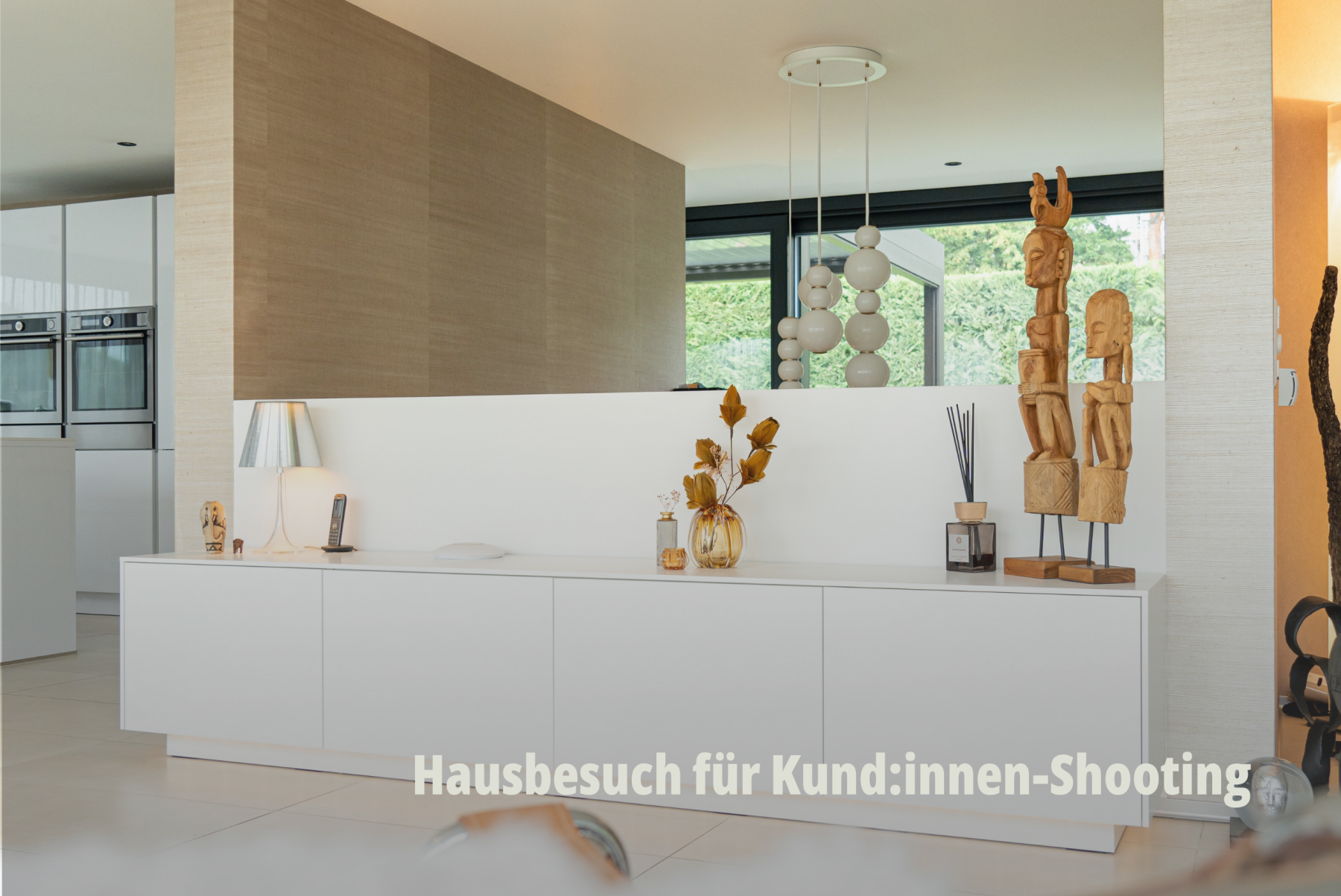 Exklusives weisses Sideboard als Raumtrenner in einer lichtdurchfluteten Wohnung; Stilvolle Inneneinrichtung nach Massanfertigung; Luxuriöser Innenausbau; Basel Bard AG. | SR-STUDIOS