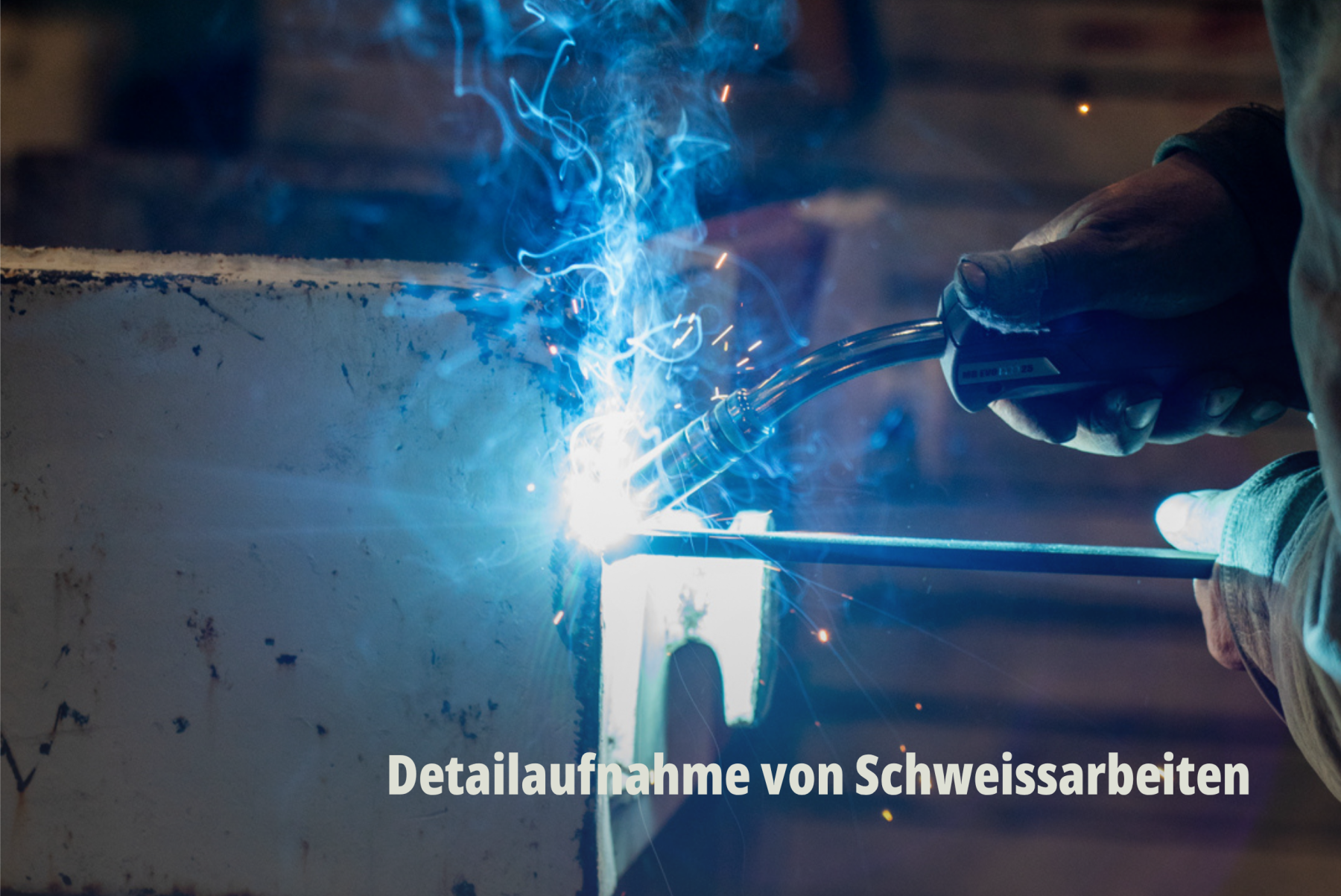Instandsetzung in Werkstatt; Detailaufnahme von Schweissarbeiten an Transportbehältern; Werkhof Grollimund AG. | SR-STUDIOS