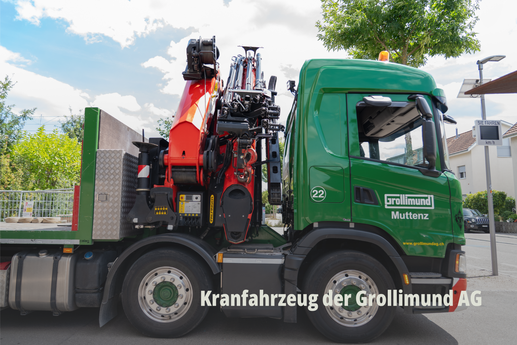 Fahrzeugfotografie: Ein grüner LKW mit Ladekran in einer urbanen Umgebung; Grollimund AG. | SR-STUDIOS