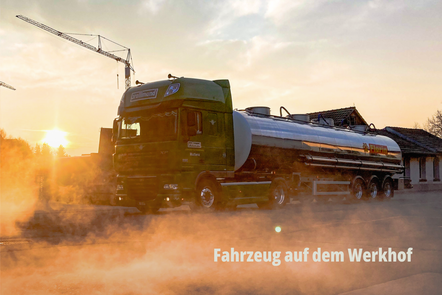 Stimmungsvolle Aufnahme eines Tanklastwagens bei Sonnenuntergang mit staubiger Atmosphäre und Gegenlicht; Grollimund AG. | SR-STUDIOS