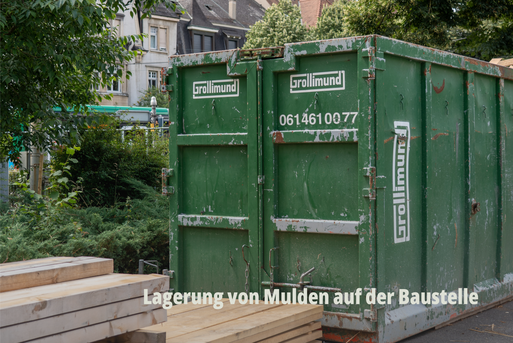Sachliche Darstellung von grünen Mulden und Containern auf einer Baustelle; Grollimund AG. | SR-STUDIOS