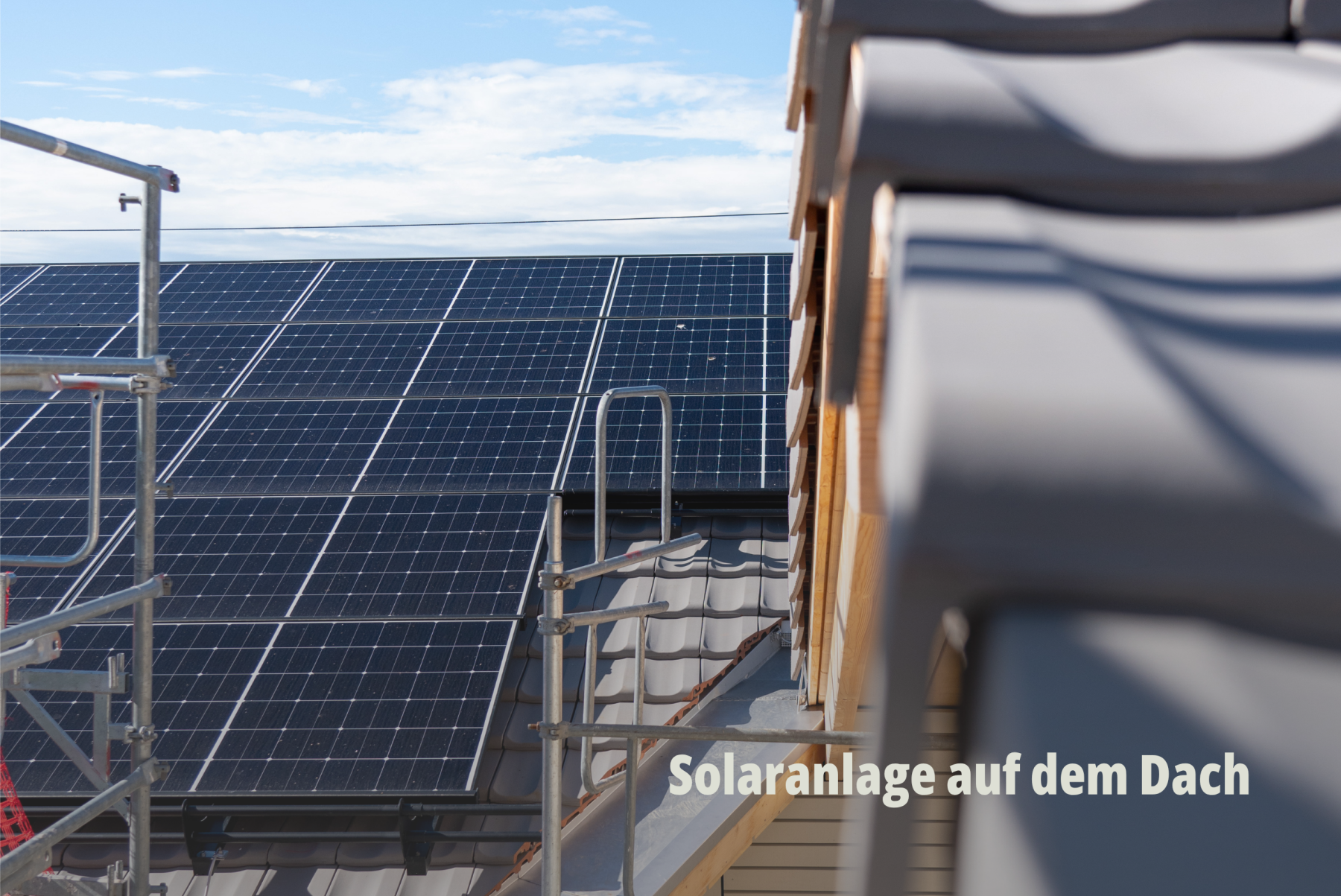 Solaranlage in der Bauphase; Sicherer Aufbau einer Photovoltaik-Anlage mit Gerüstsystem; Gempen, Planeco GmbH. | SR-STUDIOS