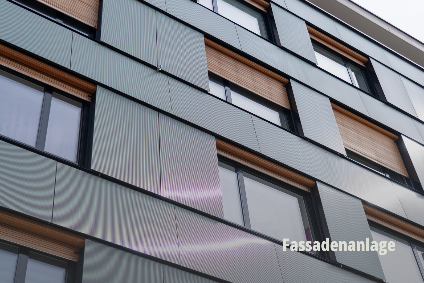 Architekturfotografie einer modernen Gebäudefassade mit integrierten Photovoltaik-Elementen und eleganten Fensterfronten; Planeco GmbH. | SR-STUDIOS