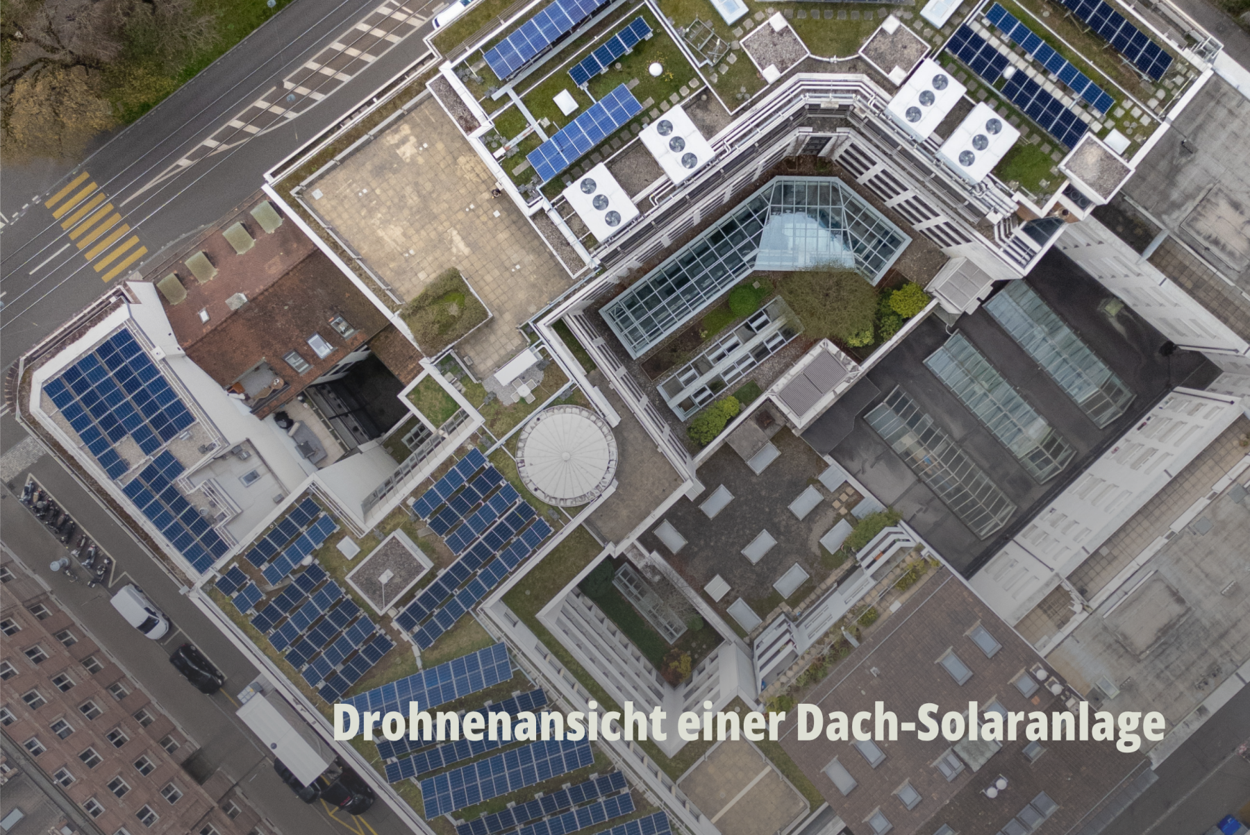 Luftaufnahme (Drohnenfotografie) eines großen Gebäudekomplexes mit umfassender Solaranlage auf den Flachdächern; Planeco GmbH. | SR-STUDIOS