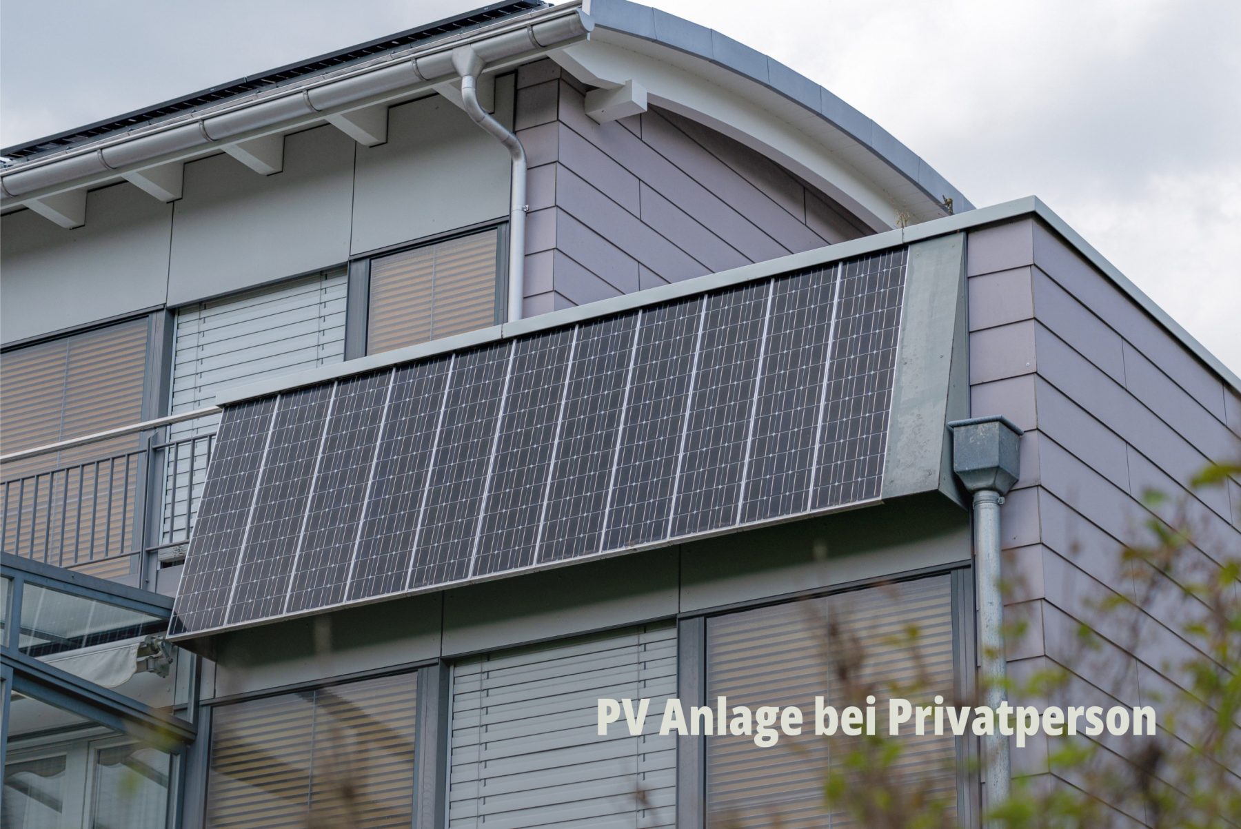 Moderne Photovoltaik-Lösungen für Wohngebäude; Ästhetische Solarmodule an der Fassade zur Eigenstromnutzung; Planeco GmbH. | SR-STUDIOS