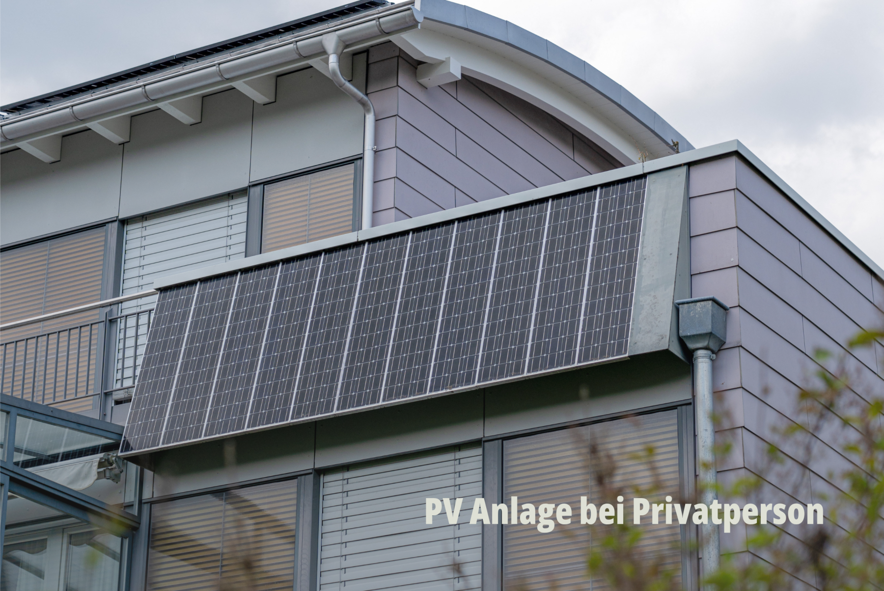 Moderne Photovoltaik-Lösungen für Wohngebäude; Ästhetische Solarmodule an der Fassade zur Eigenstromnutzung; Planeco GmbH. | SR-STUDIOS