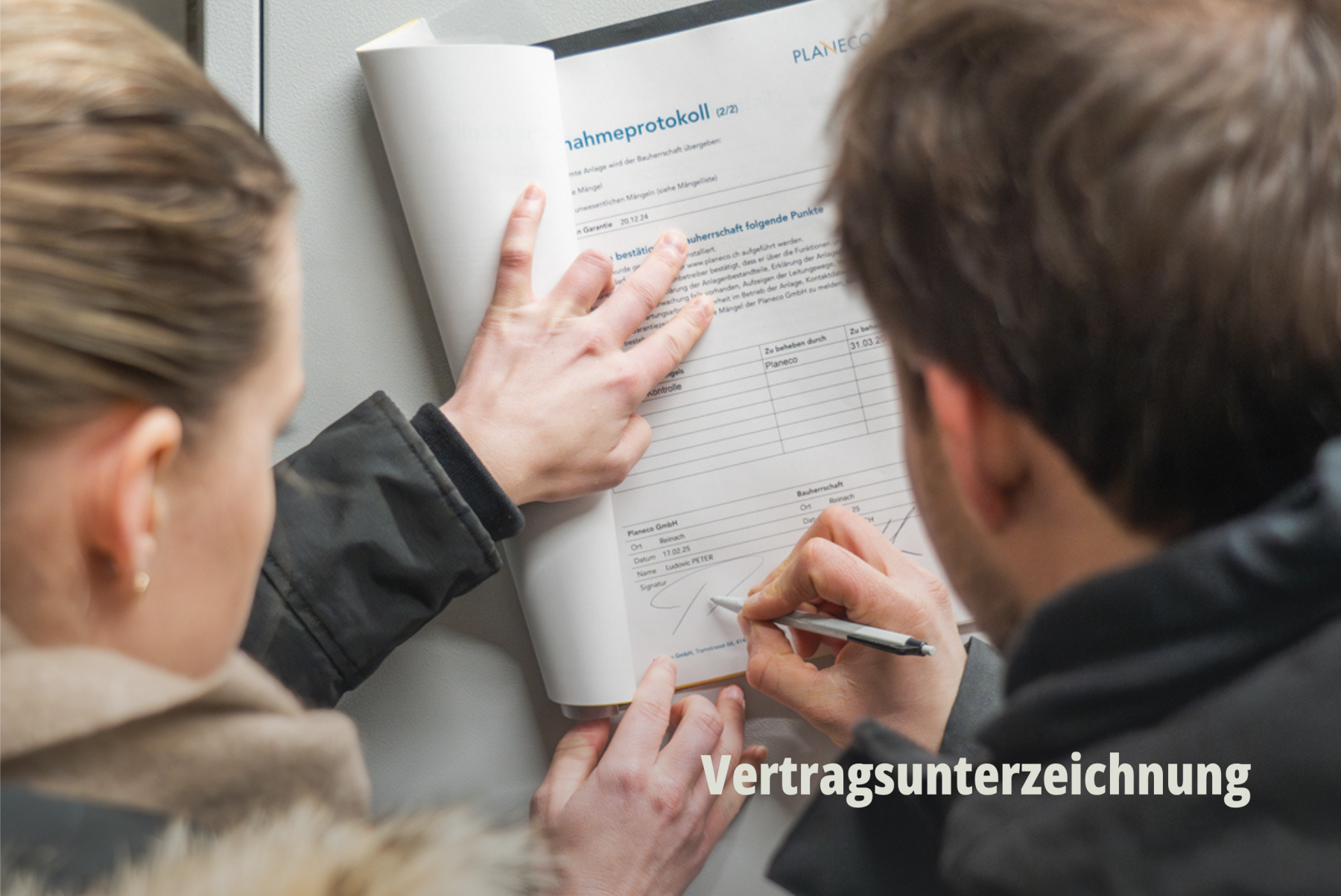 Transparente Projektabwicklung; Unterzeichnung von Plänen; Nahaufnahme (Close-up) einer Vertragsunterzeichnung oder Projektplanung, die den persönlichen Kundenkontakt symbolisiert; Planeco GmbH. | SR-STUDIOS