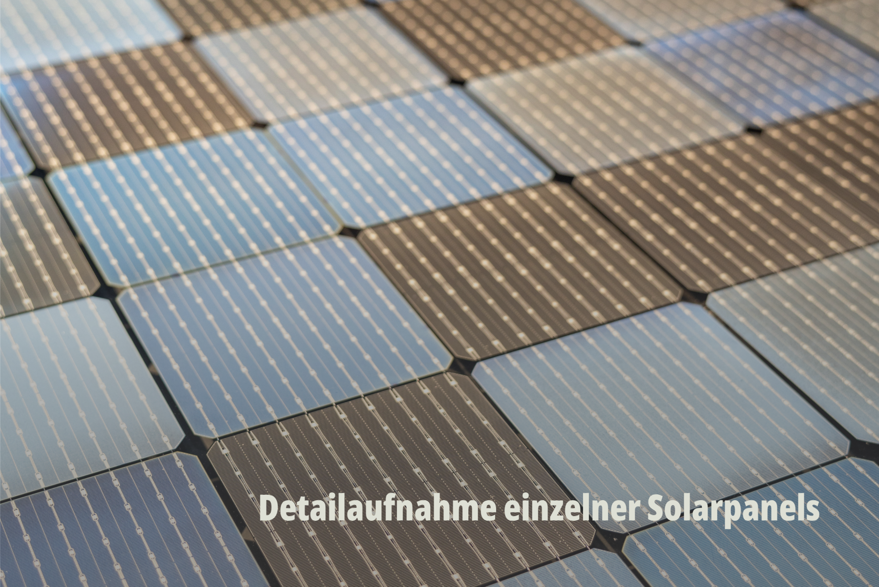 Detailaufnahme hochwertiger Solarmodule; Effiziente Photovoltaik-Technologie; Planeco GmbH. | SR-STUDIOS