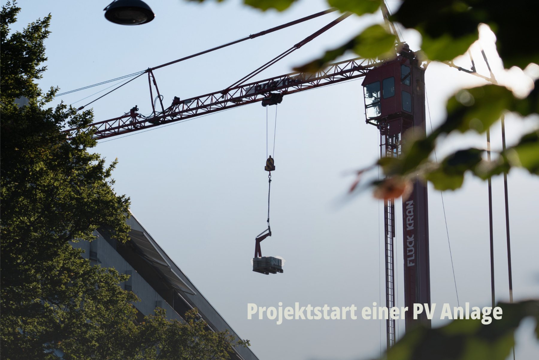 Installation von Solarmodulen; Baukran im Einsatz bei einem Grossprojekt für erneuerbare Energien; Effiziente Projektabwicklung; Planeco GmbH. | SR-STUDIOS