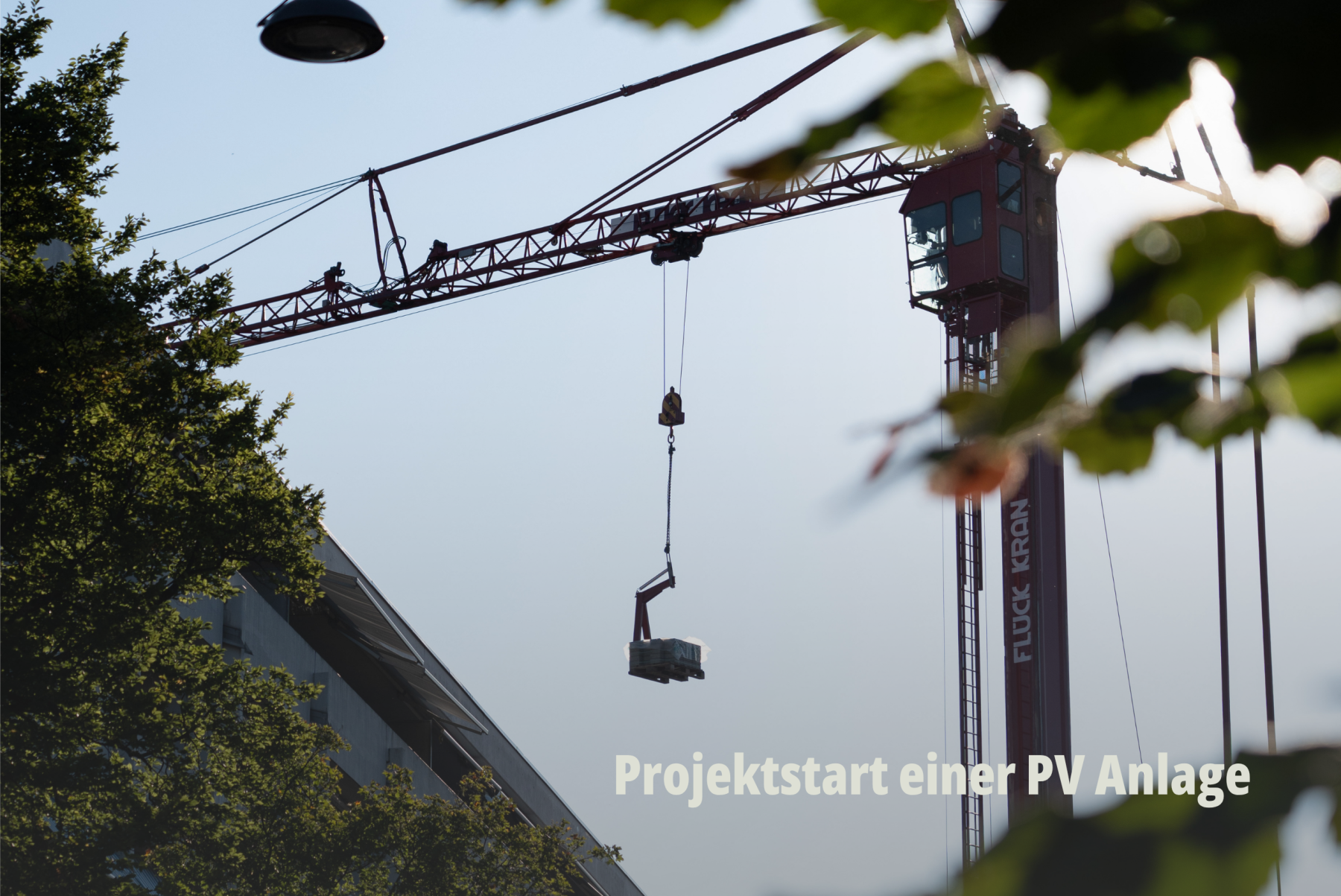 Installation von Solarmodulen; Baukran im Einsatz bei einem Grossprojekt für erneuerbare Energien; Effiziente Projektabwicklung; Planeco GmbH. | SR-STUDIOS
