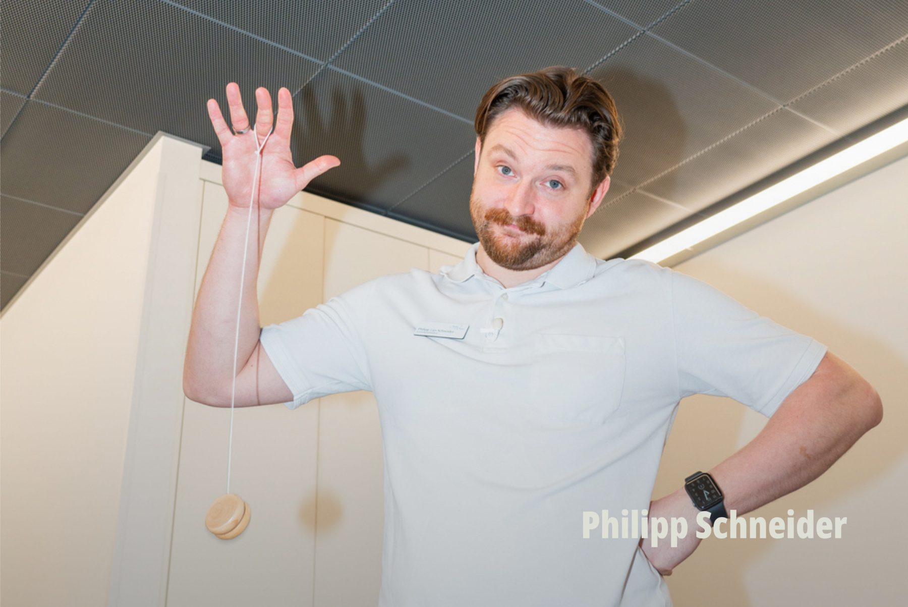 Sympathisches Mitarbeiter-Porträt eines Physiotherapeuten mit Jojo; Lockeres Personal Branding; RehaCity Basel. | SR-STUDIOS
