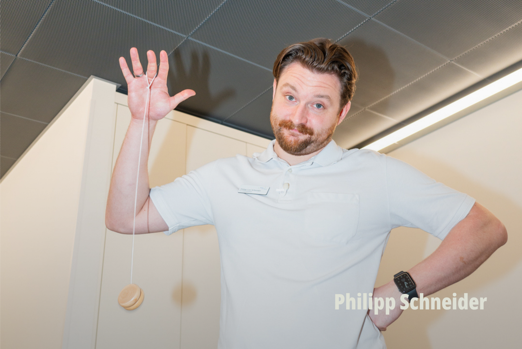 Sympathisches Mitarbeiter-Porträt eines Physiotherapeuten mit Jojo; Lockeres Personal Branding; RehaCity Basel. | SR-STUDIOS
