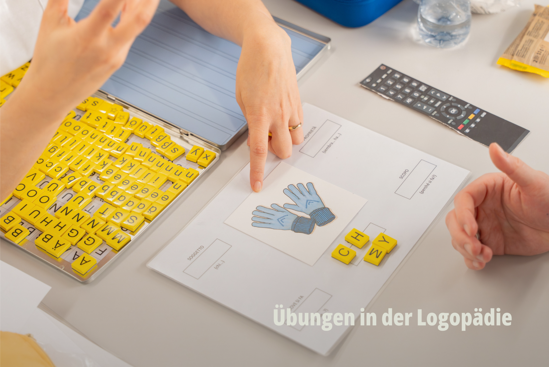 Detailaufnahme einer kognitiven Therapieeinheit mit Buchstabenkarten und Illustrationen; helles, freundliches Lichtkonzept für medizinische Fotografie; RehaCity Basel. | SR-STUDIOS