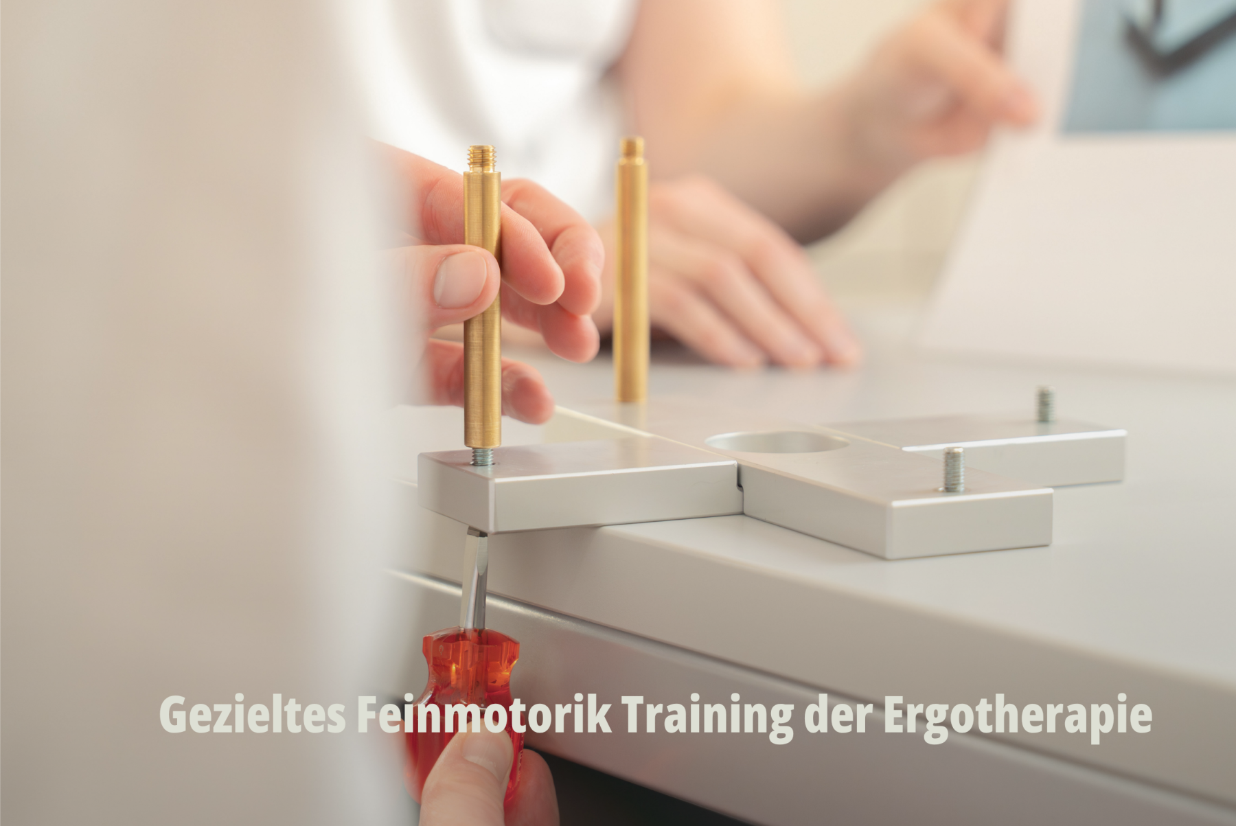 Makroaufnahme feinmotorischer Übungen mit medizinischen Trainingsgeräten; präzise Schärfentiefe zur Betonung handwerklicher Therapieaspekte; RehaCity Basel. | SR-STUDIOS