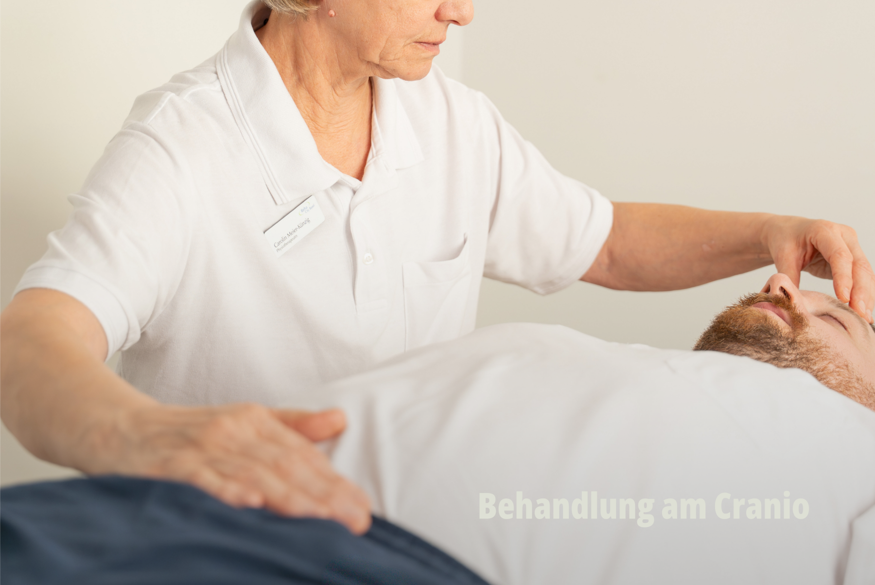 Close-up einer manuellen Therapiebehandlung am Kopf / Nackenbereich; Fokus auf die ruhige Atmosphäre und die professionelle Interaktion; Behandlung am Cranio; RehaCity Basel. | SR-STUDIOS