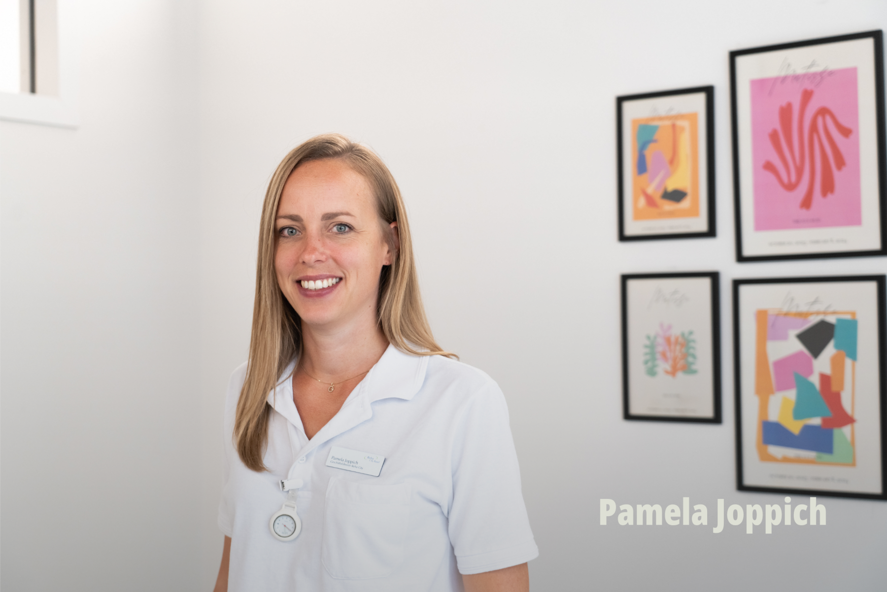 Sympathisches Mitarbeiterinnen-Porträt einer lächelnden Physiotherapeutin in weisser Arbeitskleidung; Employer Branding; RehaCity Basel. | SR-STUDIOS