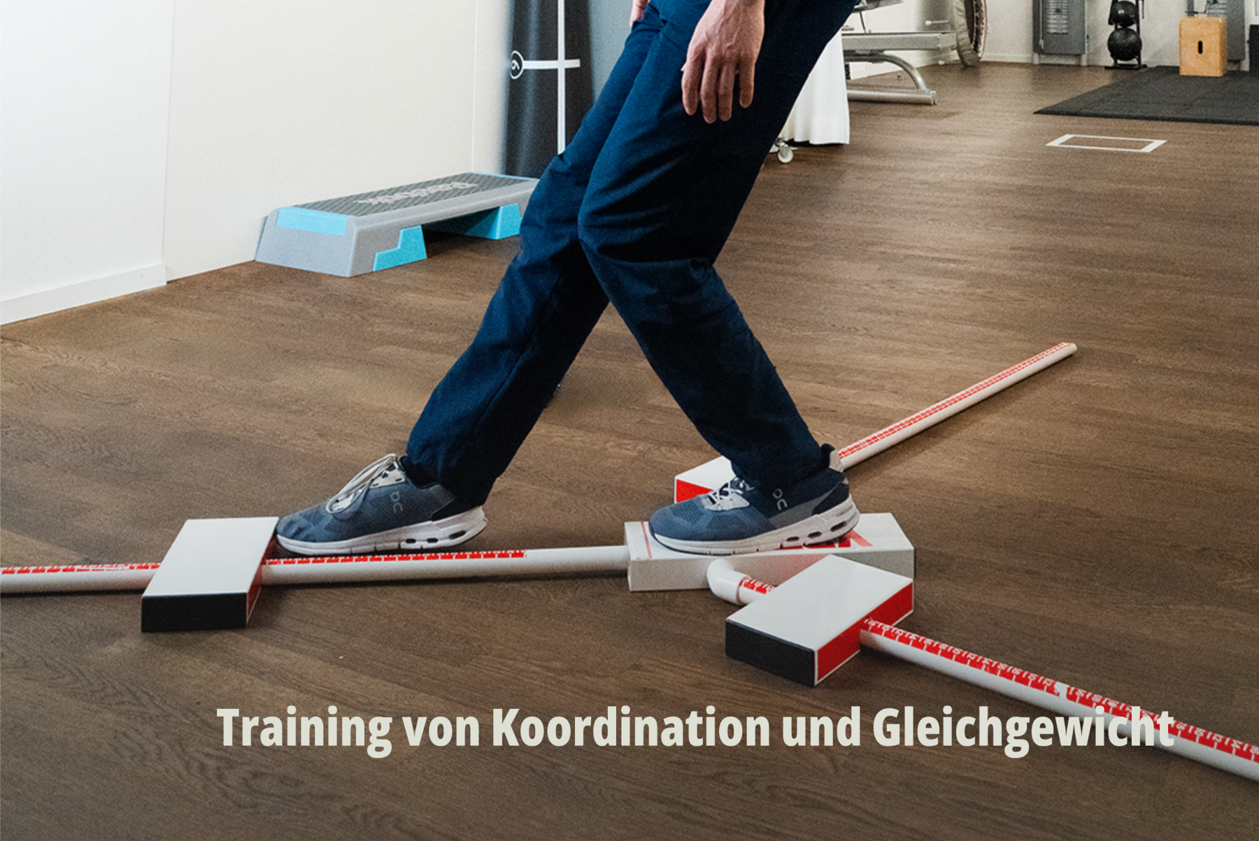 Aktionsfoto einer physiotherapeutischen Ganganalyse auf speziellen Messschienen zur Veranschaulichung moderner Rehabilitations-Technik; RehaCity Basel. | SR-STUDIOS