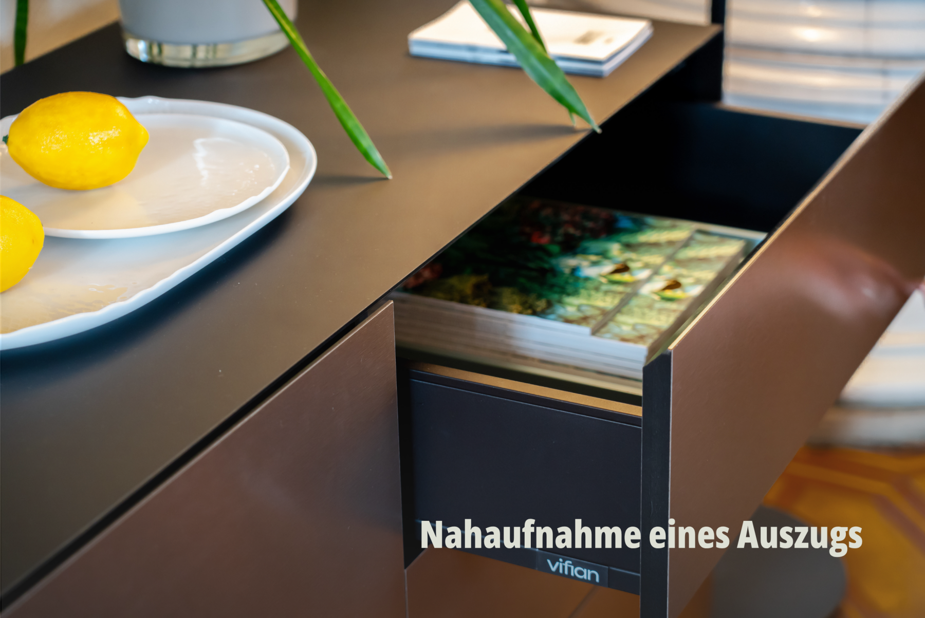 Detailaufnahme einer modernen Sideboard-Schublade mit Fokus auf Materialbeschaffenheit und hochwertiger Verarbeitung; vifian. | SR-STUDIOS