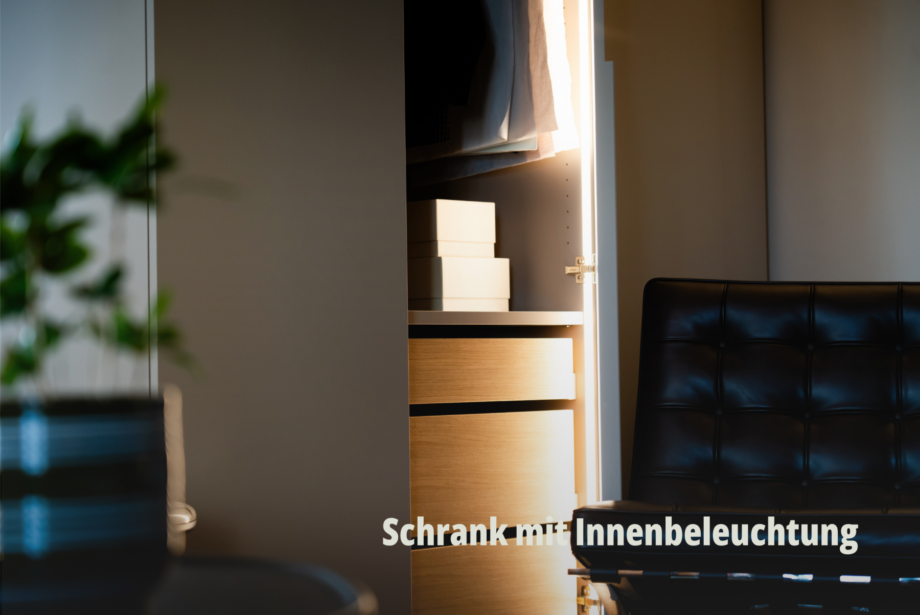 Spiel mit Licht und Schatten: Fokus auf die Front eines minimalistischen Schranksystems in einer wohnlichen Umgebung; vifian. | SR-STUDIOS