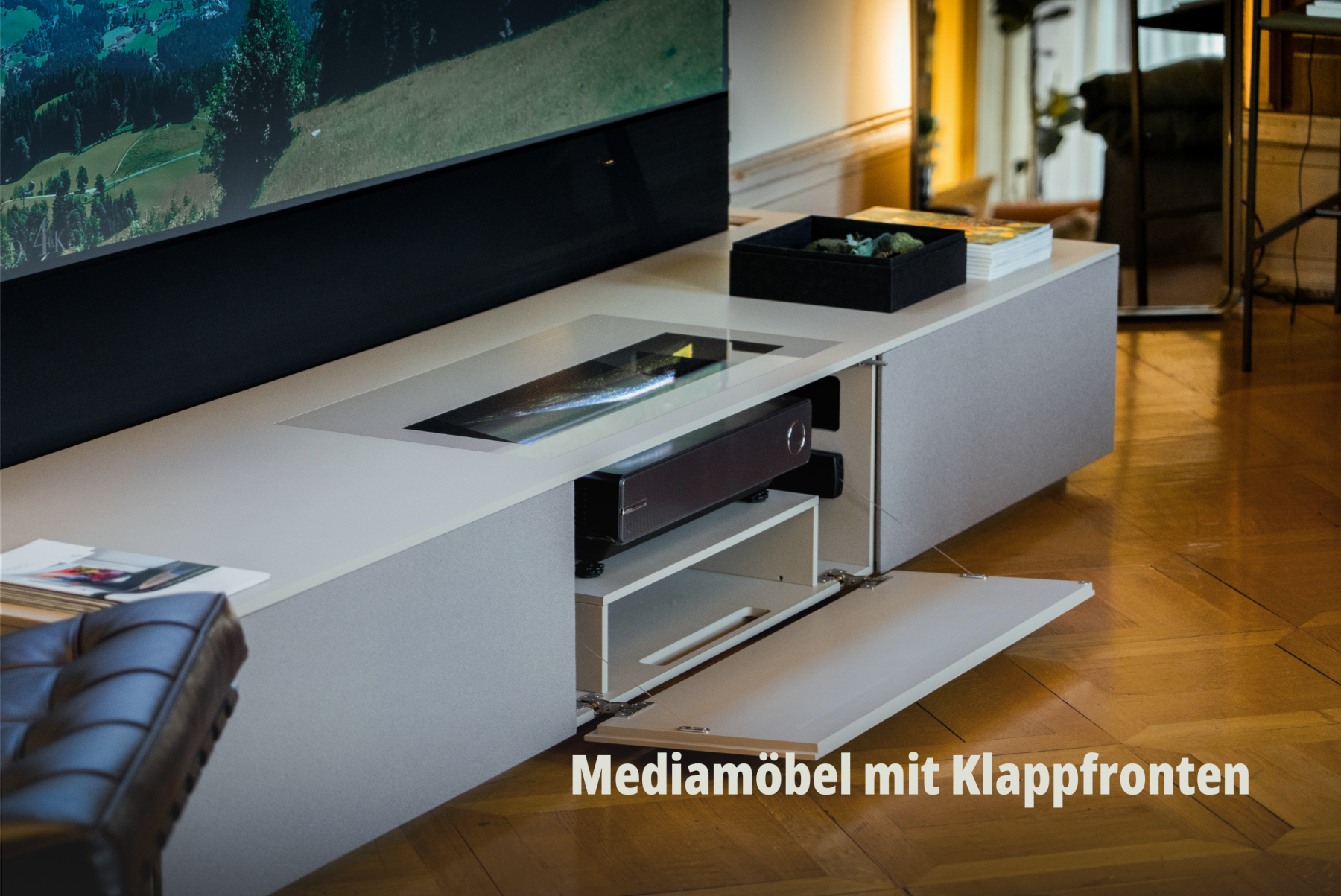 Professionelle Aufnahme eines Lowboards mit integrierten Technik-Komponenten auf edlem Fischgrätparkett; vifian. | SR-STUDIOS