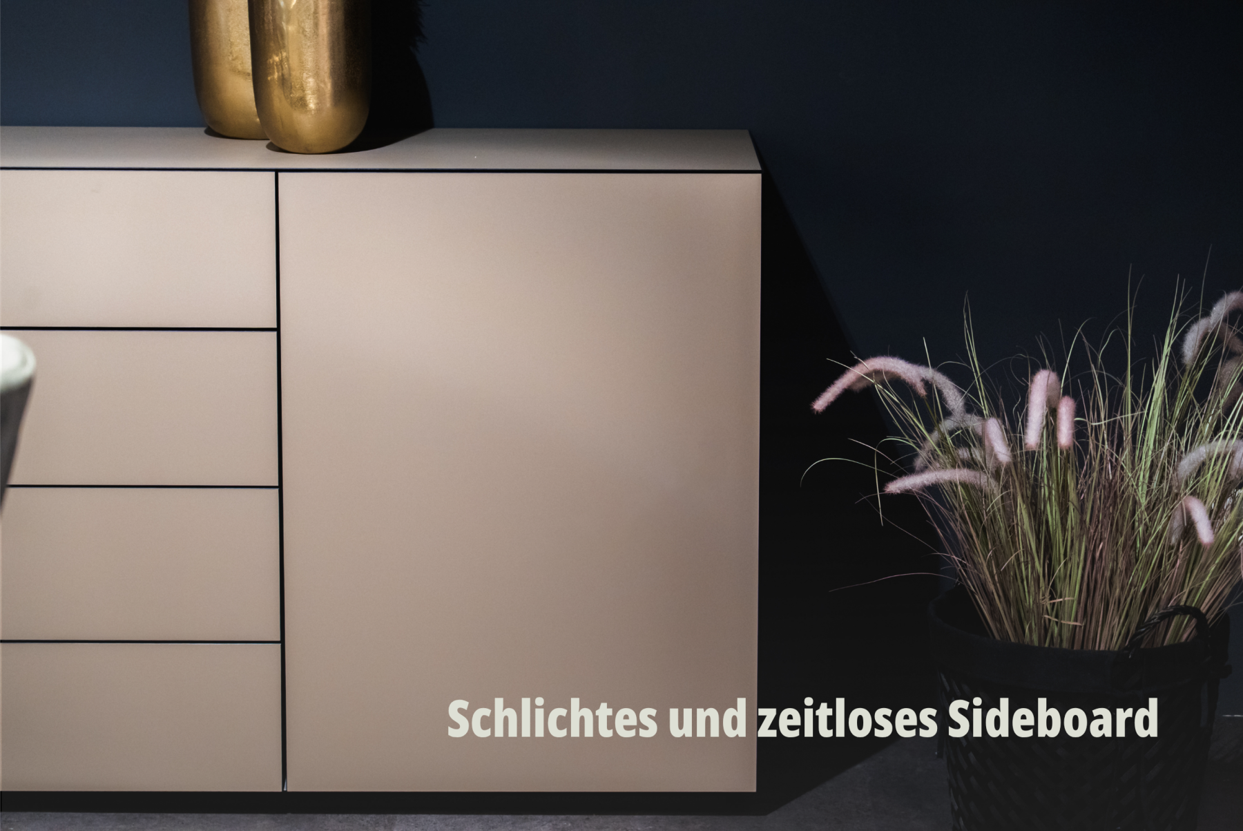 Nahaufnahme einer matten Möbeloberfläche in sanftem Beige, kombiniert mit stilvoller Dekoration durch Trockenblumen; vifian. | SR-STUDIOS