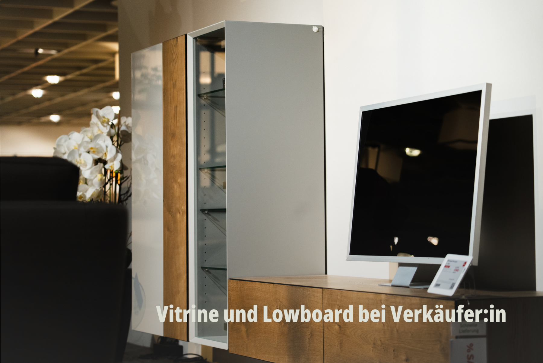 Perspektivische Aufnahme eines hellen Regalsystems und Sideboards in einem modernen Showroom; vifian. | SR-STUDIOS