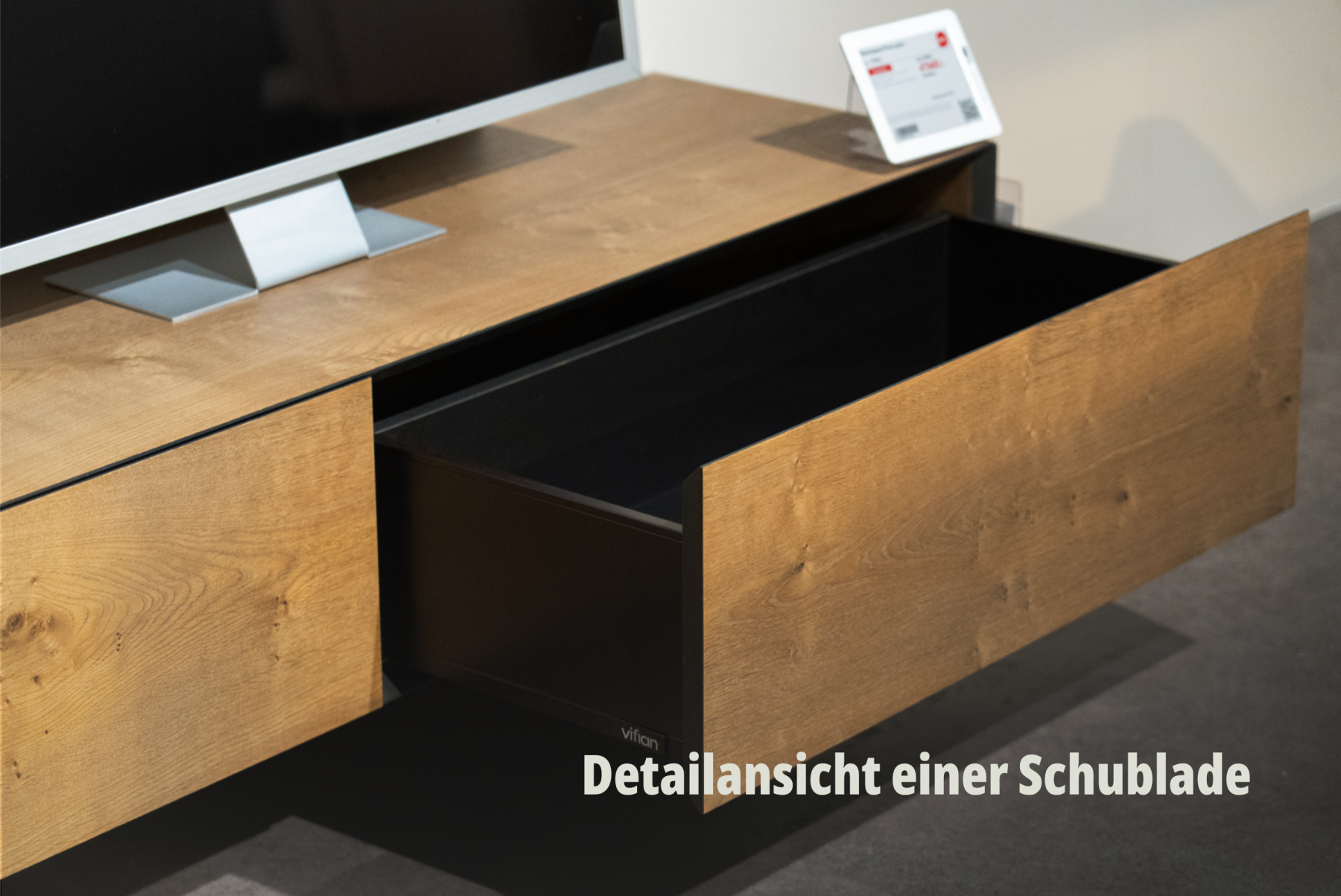 Fokus auf die Mechanik und Holzmaserung einer geöffneten Schublade eines modernen Holz-Sideboards; vifian. | SR-STUDIOS