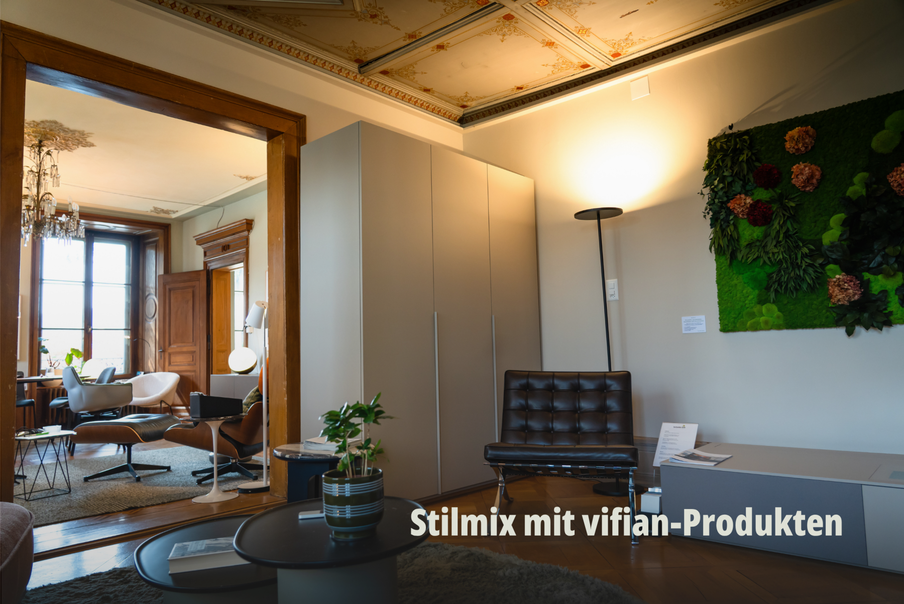 Weitwinkel-Aufnahme einer stilvollen Raumsituation, die das Zusammenspiel von Architektur und Massmöbeln zeigt; moderne Einrichtung trifft Klassiker Möbel; vifian. | SR-STUDIOS