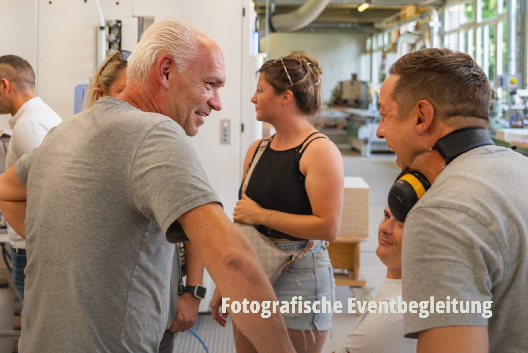 Kundenberatung und Projektbesprechung bei der Bard AG; Personengruppe in Werkstatt; Persönliches Gespräch zwischen zwei Männern mit Gehörschutz. | SR-STUDIOS