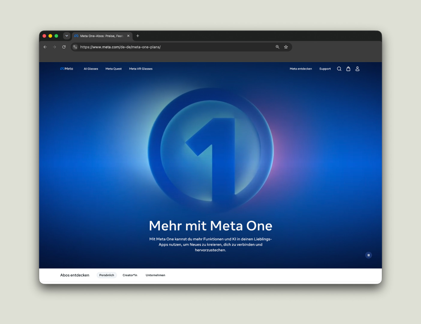 Screenshot der Website «Mehr mit Meta One» im Webbrowser, die das neue Abonnement-Modell von Meta vorstellt. In der Mitte ist eine große, blau leuchtende Zahl 1 in einem Kreis auf dunkelblauem, glimmendem Hintergrund zu sehen, darunter der Text «Mehr mit Meta One» sowie die Beschreibung, wie Abonnenten neue Funktionen und KI-Features in ihren Lieblings-Apps nutzen können. Ein Chitchat über Meta Muse, Meta AI, Vibes und Meta One von SR-STUDIOS. | SR-STUDIOS