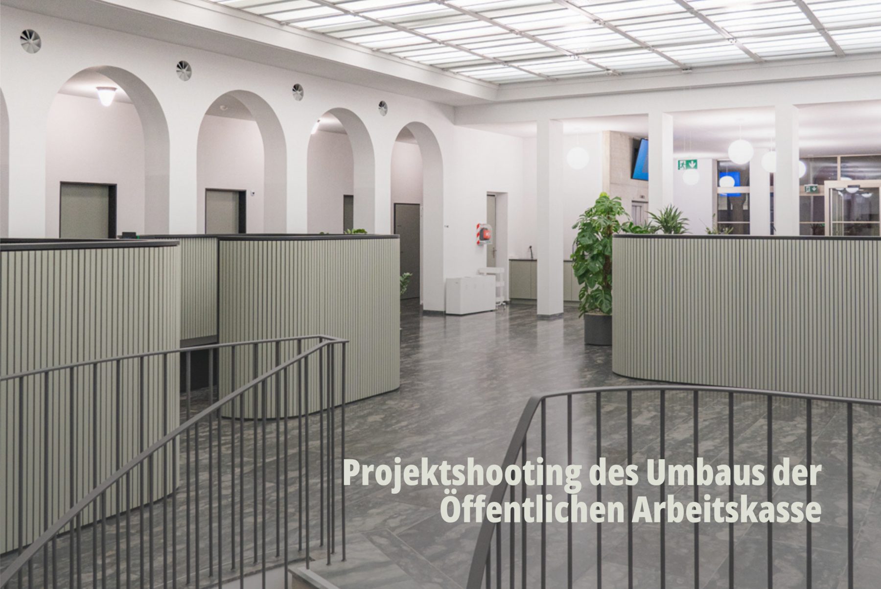 Moderne Büroraumgestaltung; Empfang der öffentlichen Arbeitskasse OeAK; Akustische Trennwände; Organische Formen; Möbel nach Massanfertigung; Professioneller Innenausbau für zeitgemässe Arbeitswelten; Bard AG. | SR-STUDIOS