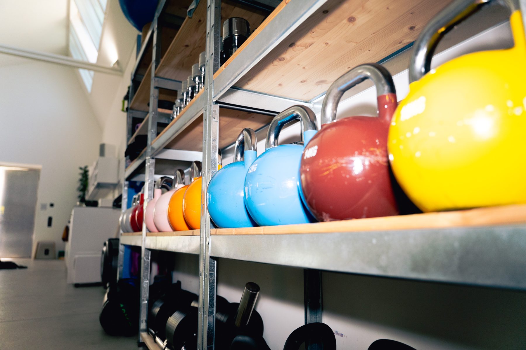 Bunte Kettlebells im Trainingsbereich von OnMind Basel - Location für den Marketing-Workshop von SR-STUDIOS. | SR-STUDIOS
