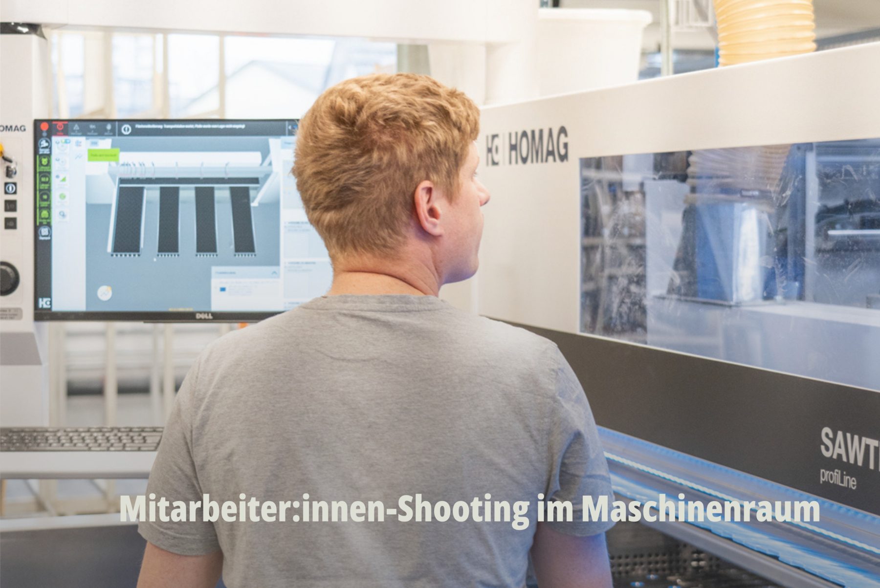 High-Tech im Handwerk; Mitarbeiter der Bard AG bedient moderne Zuschnittmaschine; Digitale Präzision in der Fertigung. | SR-STUDIOS
