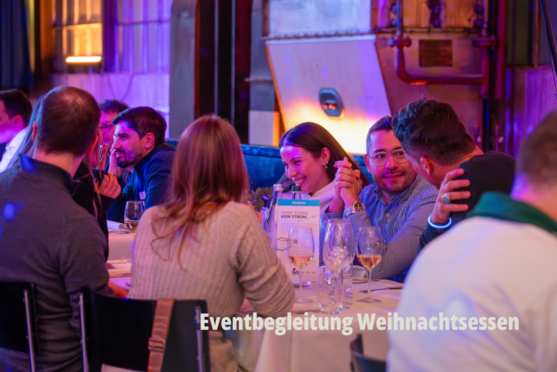 Stimmungsvolles Firmenevent von IWB Mitarbeitern beim gemeinsamen Abendessen zu Weihnachten. | SR-STUDIOS