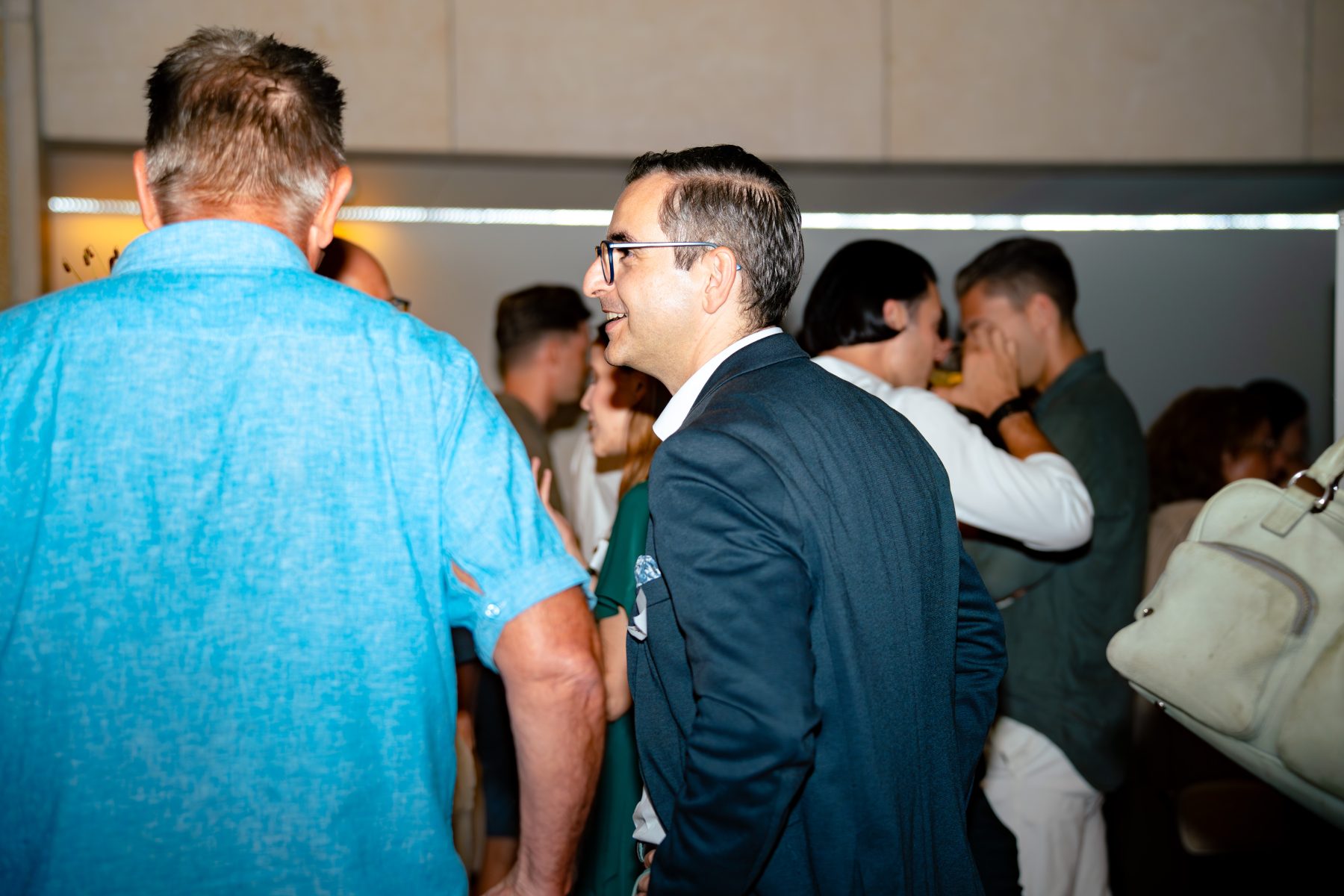 Gäste unterhalten sich angeregt in einer modernen Event-Location in Basel bei Embrace the Taste. Eventfotografie Embrace the taste by SR-STUDIOS. | SR-STUDIOS